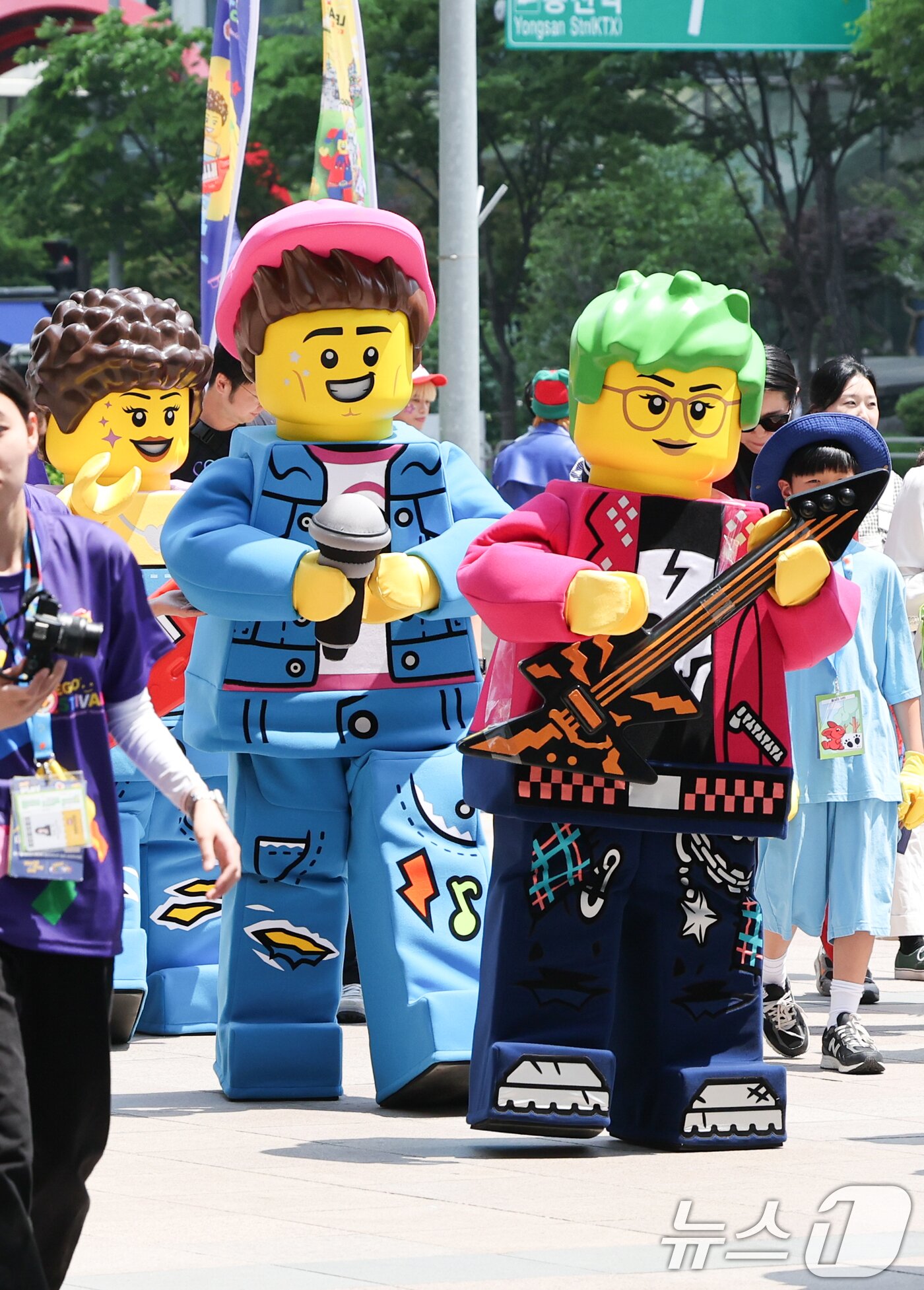본문 이미지 - 13일 서울 용산역광장에서 레고 코스튬을 한 모델들이 플래그 행렬을 하며 &#39;레고 페스티벌&#39;을 홍보하고 있다. 2025.5.13/뉴스1 ⓒ News1 허경 기자