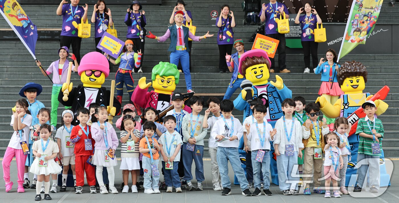 본문 이미지 - 13일 서울 용산역광장에서 레고 코스튬을 한 모델들이 어린이들과 기념촬영을 하며 &#39;레고 페스티벌&#39;을 홍보하고 있다. 2025.5.13/뉴스1 ⓒ News1 허경 기자