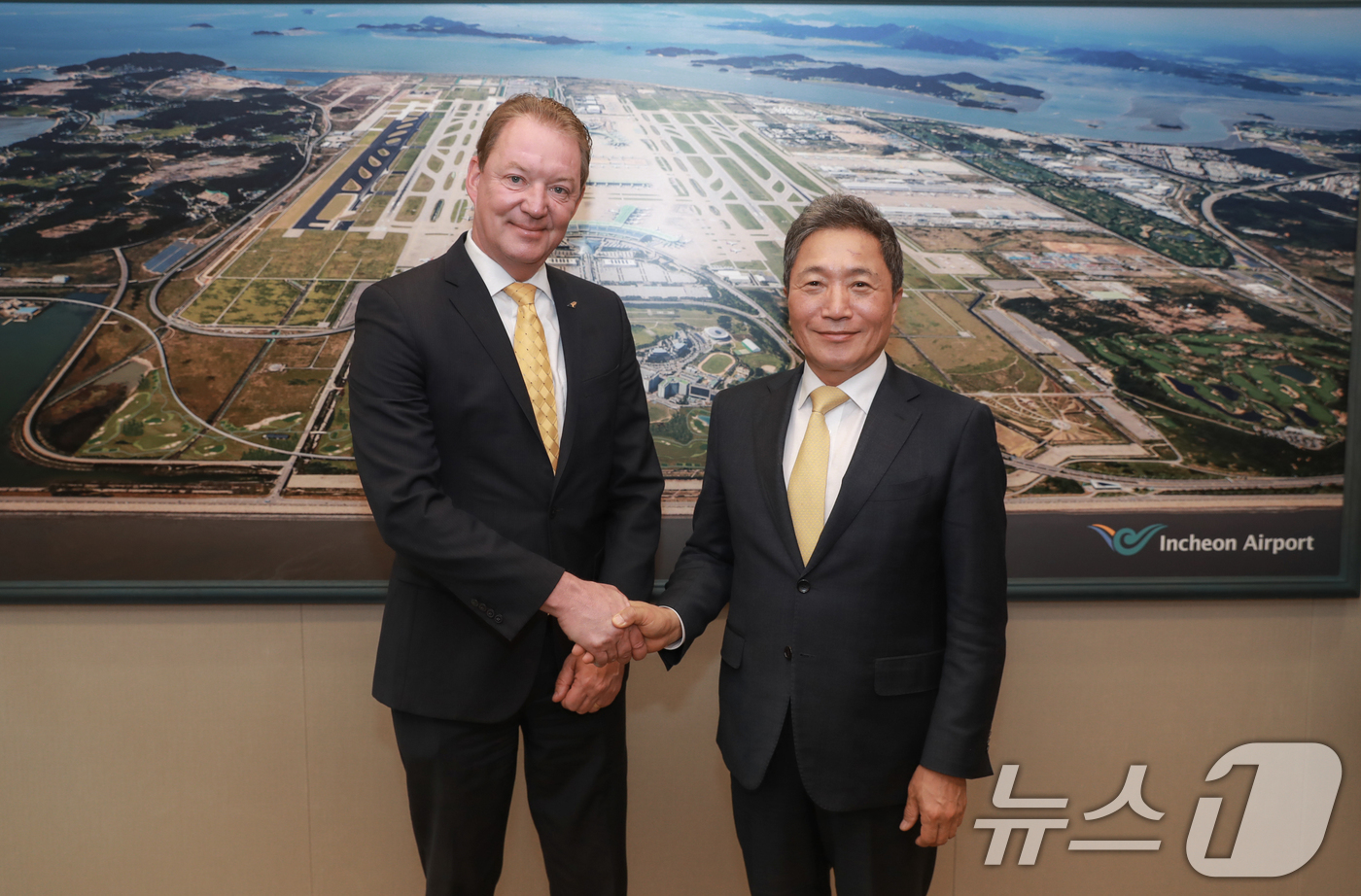 (서울=뉴스1) = 이학재 인천국제공항공사 사장이 13일 인천국제공항공사 회의실에서 진행된 '항공 정비산업 분야 협력강화 추진을 위한 환담회'에서 클라우스 괴르슈 아틀라스에어월드와 …