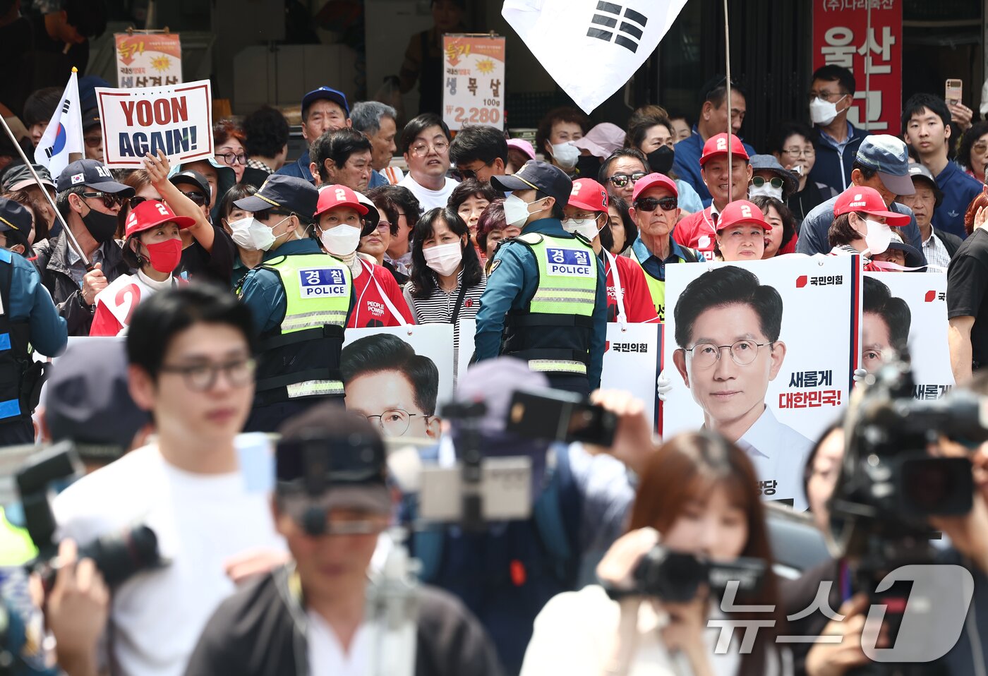 본문 이미지 - 13일 울산 남구 신정시장 인근에서 시민들이 김문수 국민의힘 대통령 후보의 유세를 보고 있다. 2025.5.13/뉴스1 ⓒ News1 김민지 기자