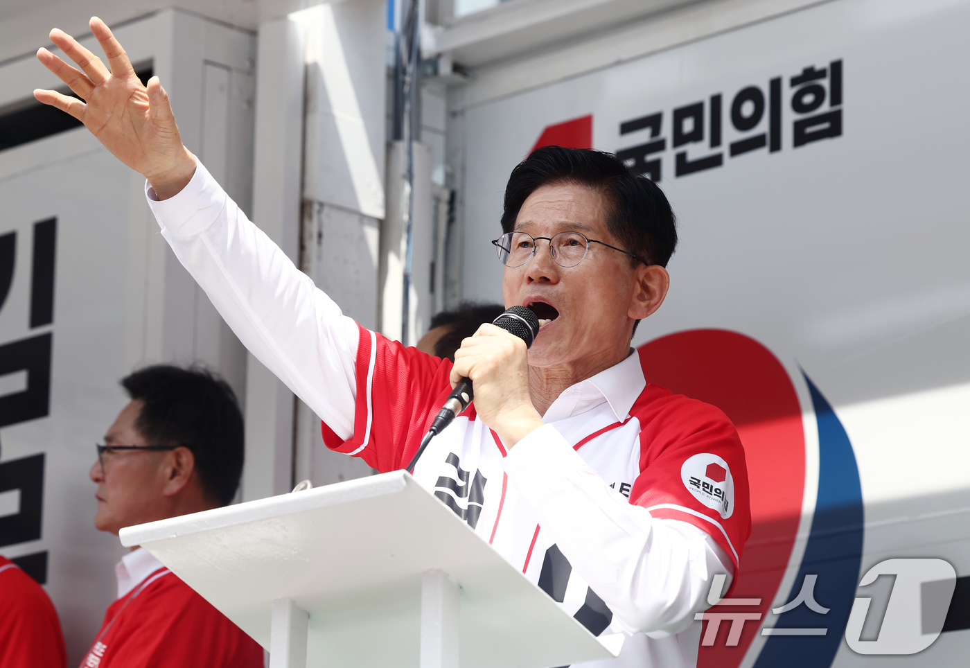 (울산=뉴스1) 김민지 기자 = 김문수 국민의힘 대통령 후보가 13일 울산 남구 신정시장 인근에서 유세를 하고 있다. 2025.5.13/뉴스1