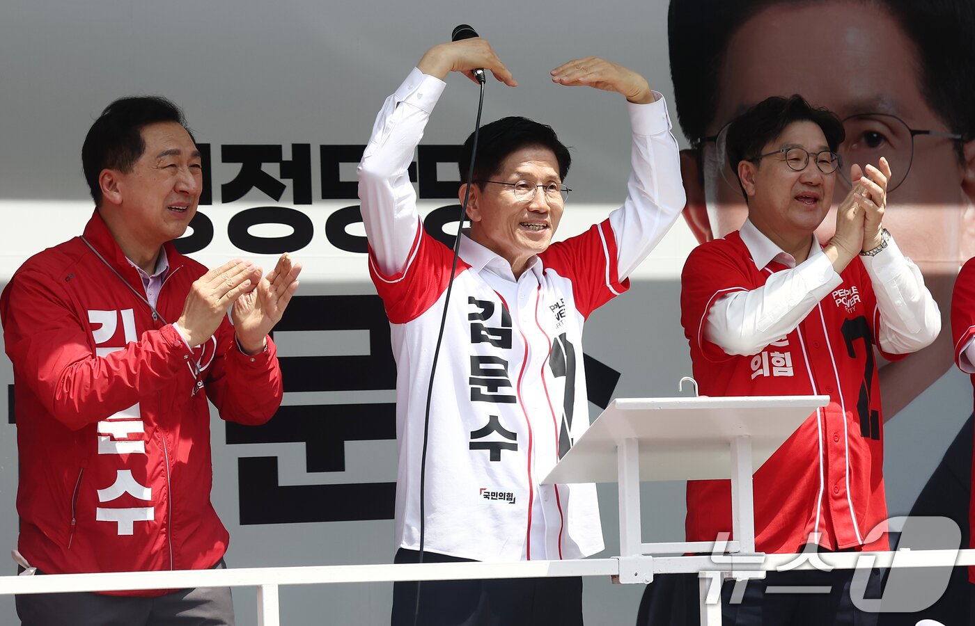 본문 이미지 - 김문수 국민의힘 대통령 후보가 13일 울산 남구 신정시장 인근에서 유세를 하고 있다. 2025.5.13/뉴스1 ⓒ News1 김민지 기자