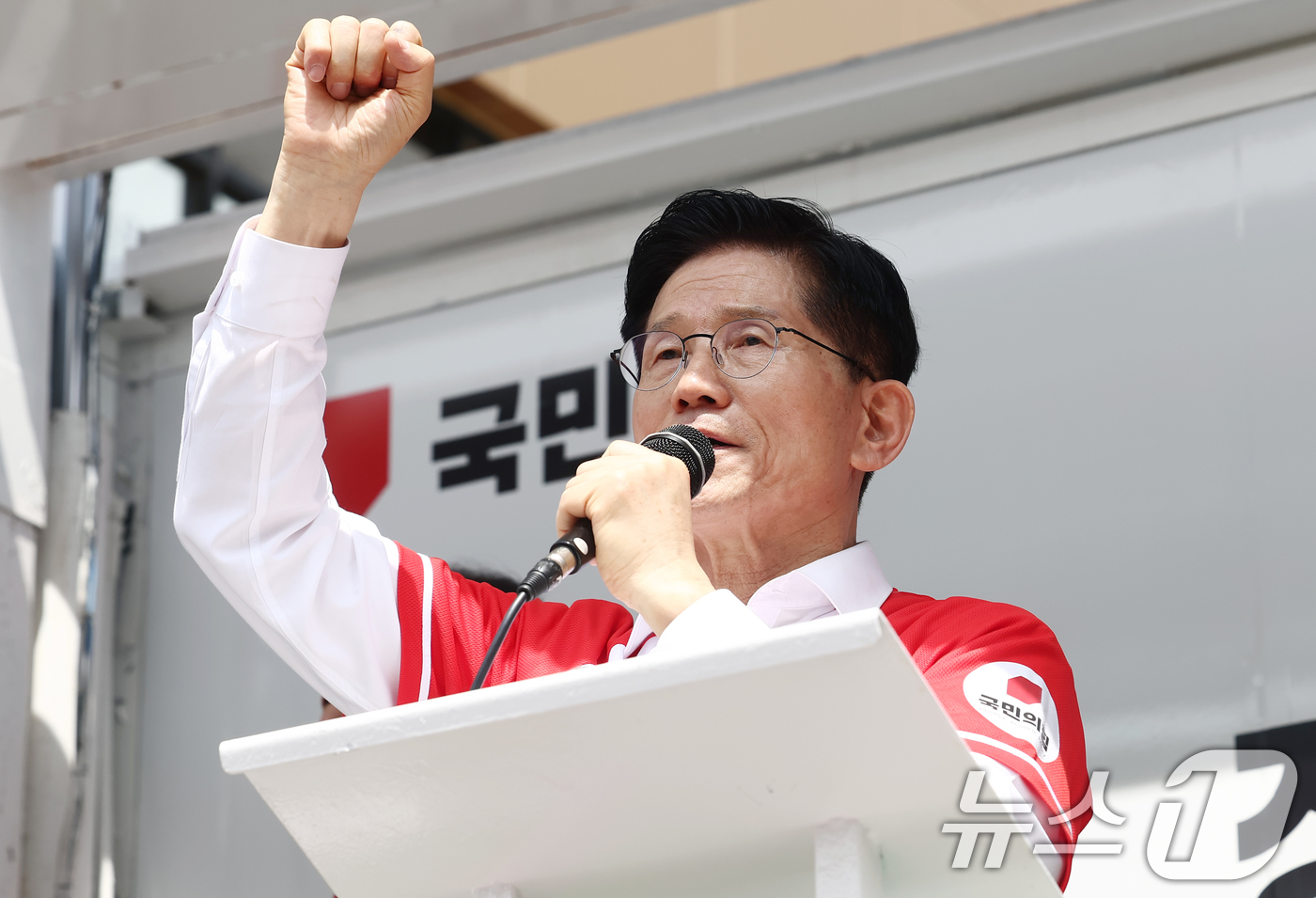 (울산=뉴스1) 김민지 기자 = 김문수 국민의힘 대통령 후보가 13일 울산 남구 신정시장 인근에서 유세를 하고 있다. 2025.5.13/뉴스1