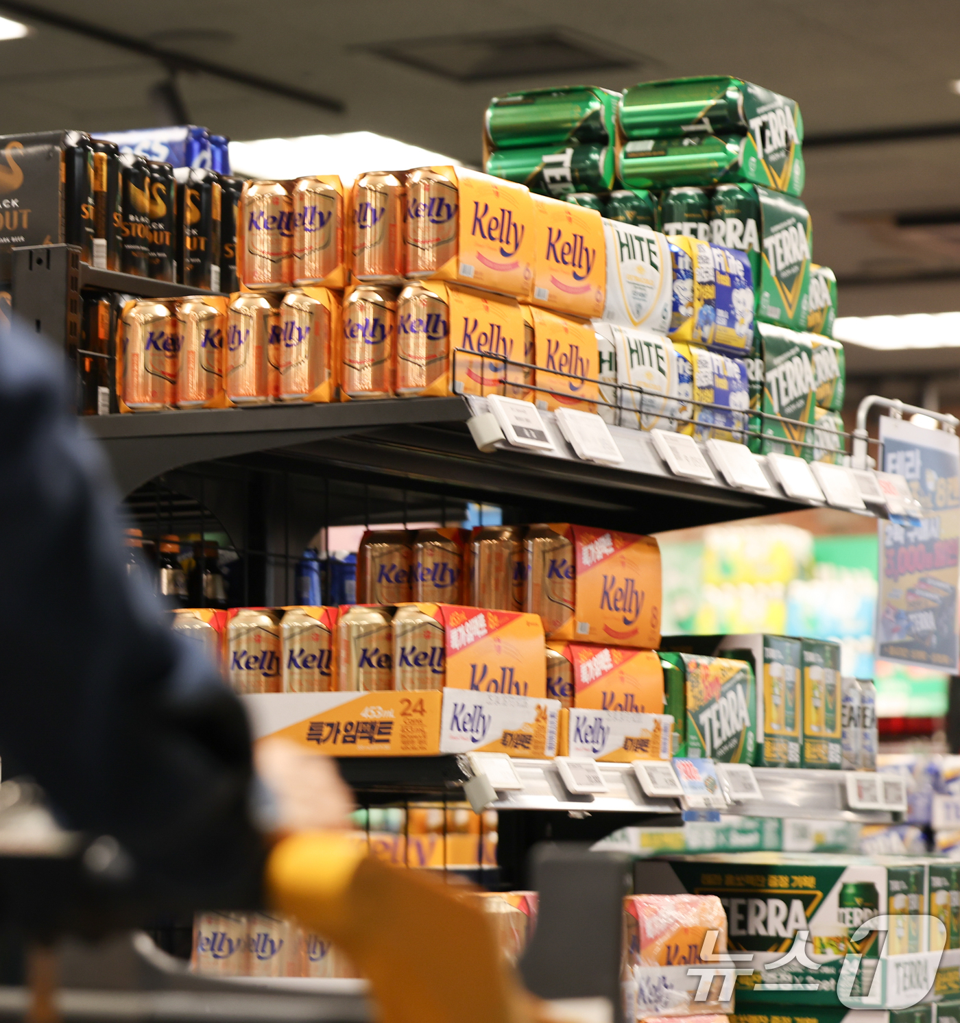 (서울=뉴스1) 허경 기자 = 하이트진로가 주요 원부자재 가격 상승 등의 이유로 맥주 제품 출고가를 오는 28일부터 평균 2.7% 인상한다고 밝혔다. 사진은 13일 서울 시대 한 …