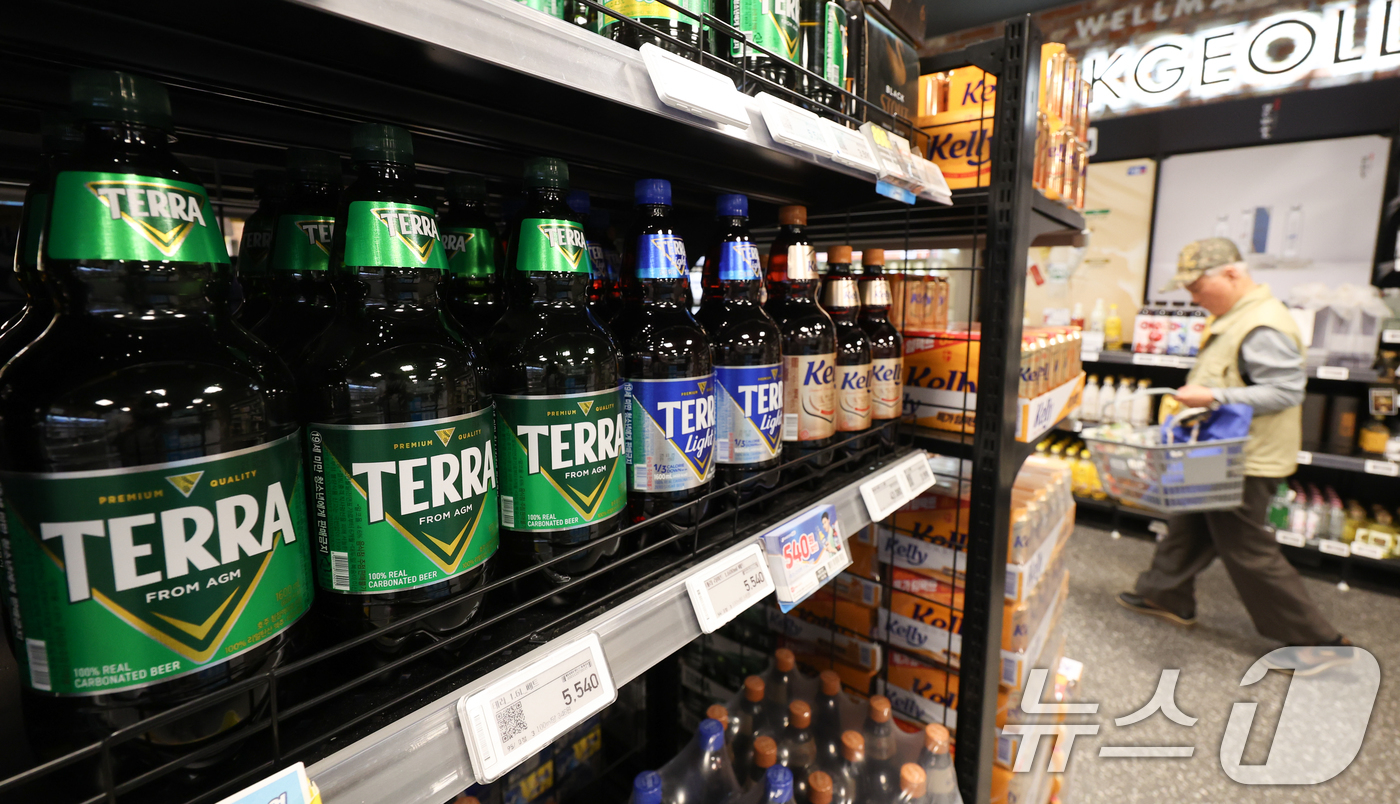 (서울=뉴스1) 허경 기자 = 하이트진로가 주요 원부자재 가격 상승 등의 이유로 맥주 제품 출고가를 오는 28일부터 평균 2.7% 인상한다고 밝혔다. 사진은 13일 서울 시대 한 …