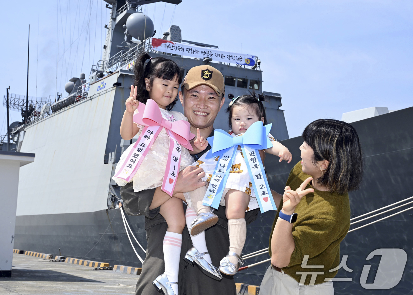 (창원=뉴스1) 윤일지 기자 = 13일 경남 창원시 진해 군항에서 열린 청해부대 44진 강감찬함(DDH-II·4400톤급) 파병 복귀 입항 환영행사에서 청해부대원이 가족과 인사를 …