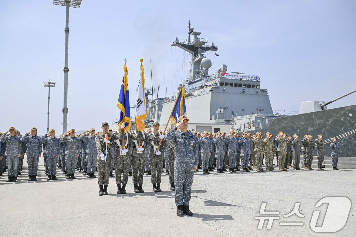 본문 이미지 - 13일 경남 창원시 진해 군항에서 열린 청해부대 44진 강감찬함(DDH-II·4400톤급) 파병 복귀 입항 환영행사에서 청해부대원들이 복귀 신고를 하고 있다. (해군작전사령부 제공. 재판매 및 DB 금지) 2025.5.13 ⓒ 뉴스1 윤일지 기자