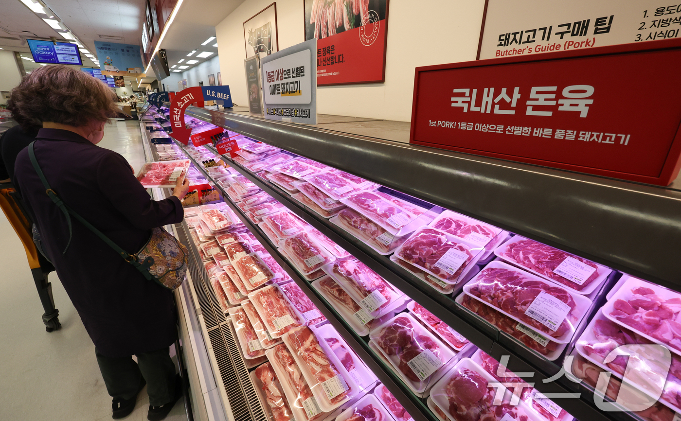 (서울=뉴스1) 허경 기자 = 계란과 돼지고기 등 일부 축산물을 중심으로 물가가 오르고 있다. 정부가 대책 마련에 나섰지만 대형 산불 사태와 가축전염병, 글로벌 원자재 가격 상승 …