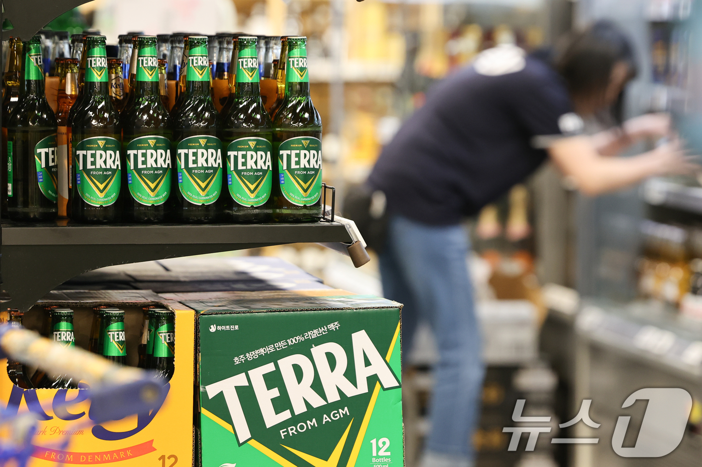 (서울=뉴스1) 허경 기자 = 하이트진로가 주요 원부자재 가격 상승 등의 이유로 맥주 제품 출고가를 오는 28일부터 평균 2.7% 인상한다고 밝혔다. 사진은 13일 서울 시대 한 …