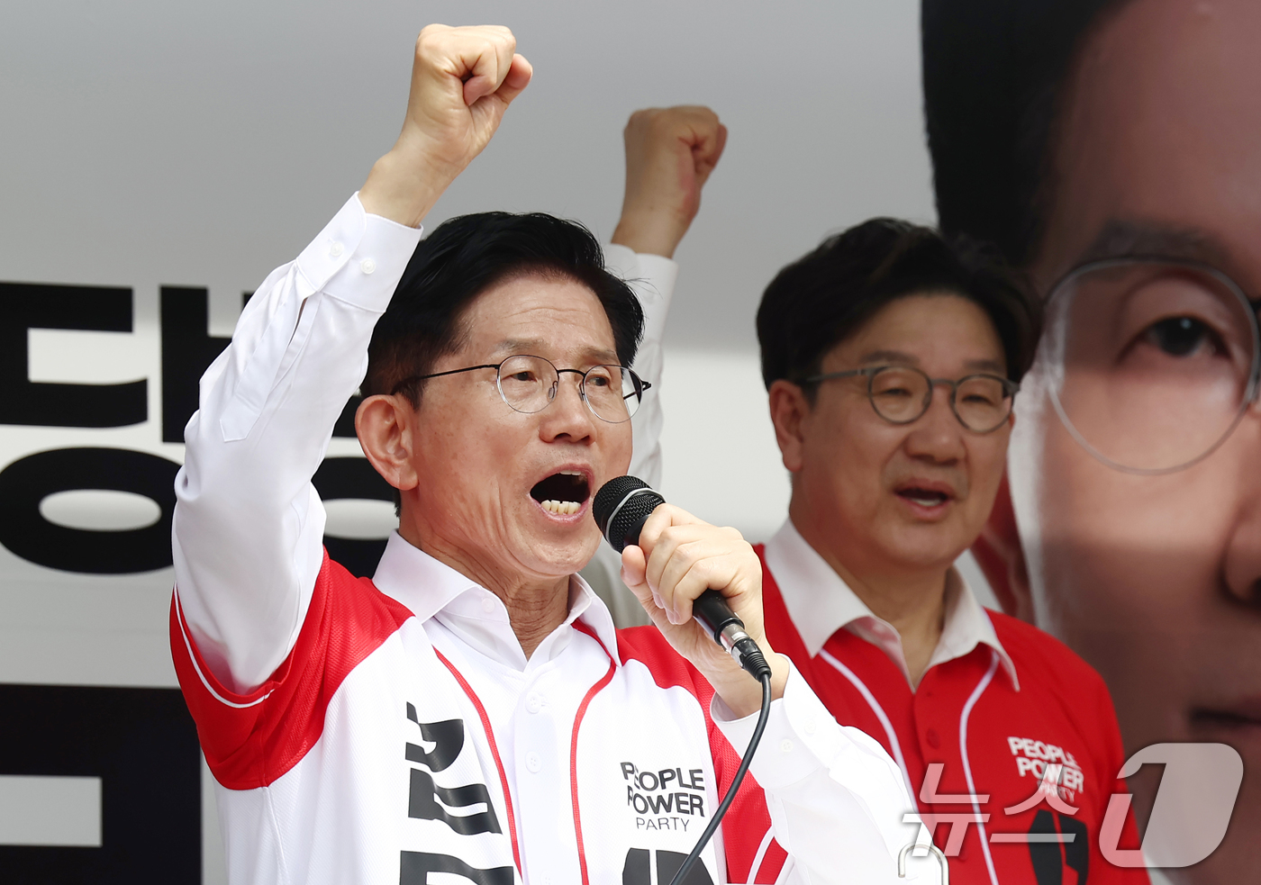 (울산=뉴스1) 김민지 기자 = 김문수 국민의힘 대통령 후보가 13일 울산 남구 신정시장 인근에서 유세를 하고 있다. 오른쪽은 공동선대위원장을 맡은 권성동 원내대표. 2025.5. …