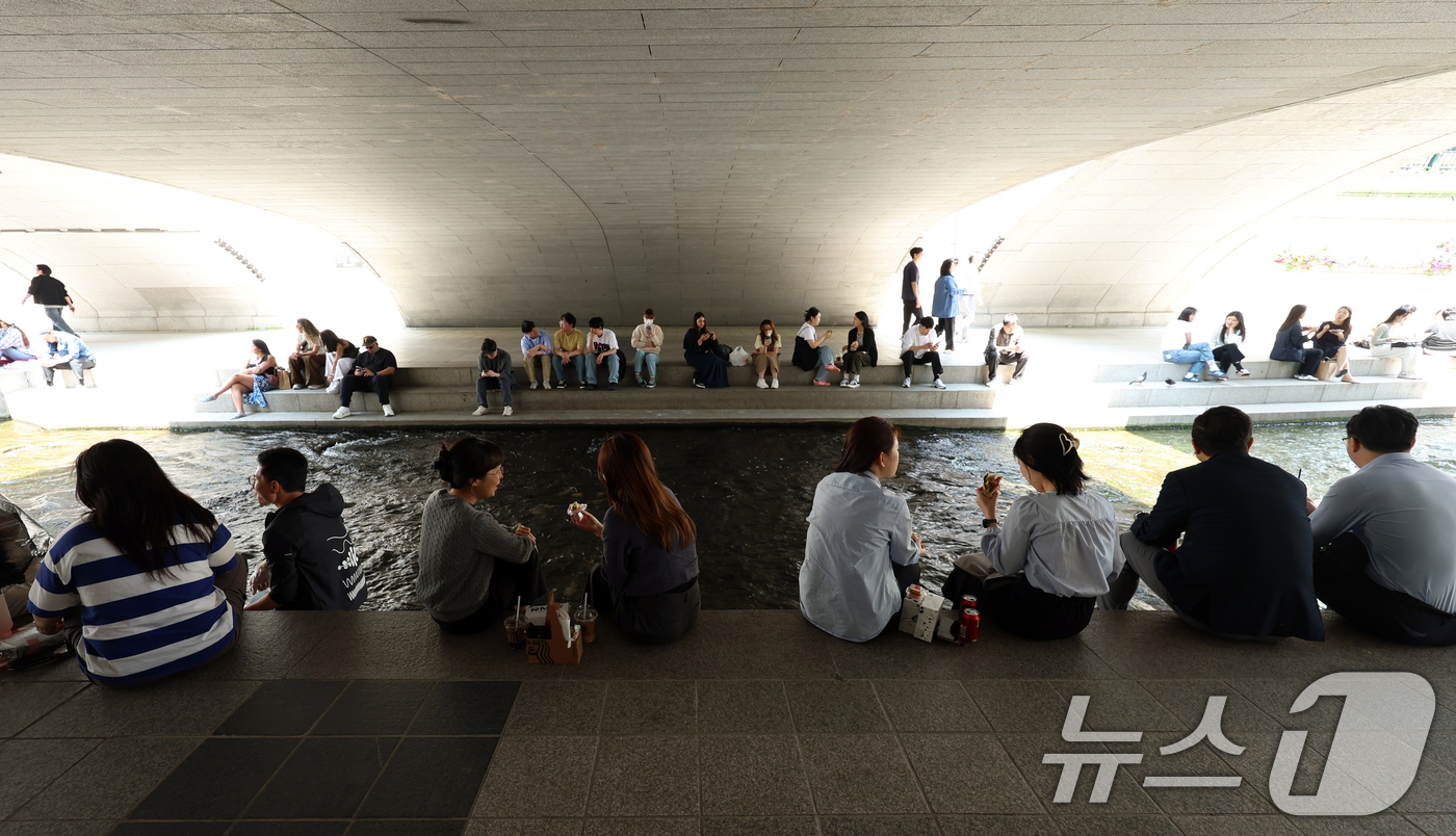 (서울=뉴스1) 김명섭 기자 = 서울 25도 등 초여름 날씨를 보인 13일 서울 청계천에서 직장인들이 점심시간을 이용해 그늘에서 휴식을 취하고 있다.  2025.5.13/뉴스1