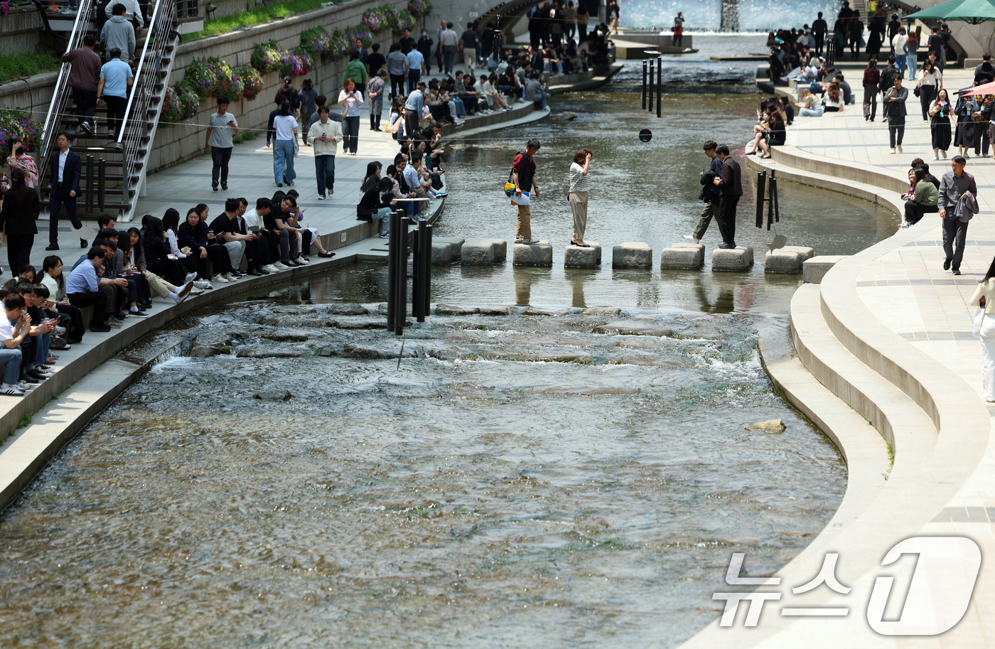 (서울=뉴스1) 김명섭 기자 = 서울 25도 등 초여름 날씨를 보인 13일 서울 청계천에서 직장인들이 점심시간을 이용해 그늘에서 휴식을 취하고 있다.  2025.5.13/뉴스1