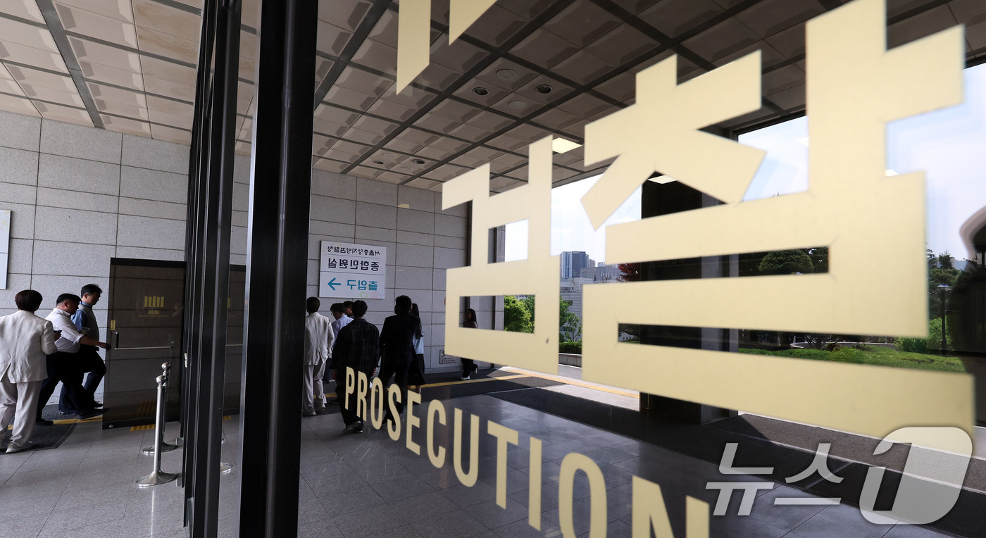 (서울=뉴스1) 이동해 기자 = 검찰이 공천개입 의혹을 받는 윤석열 전 대통령의 부인 김건희 여사에게 14일 조사 출석을 통보한 가운데 13일 서울 서초구 중앙지방검찰청에서 직원들 …