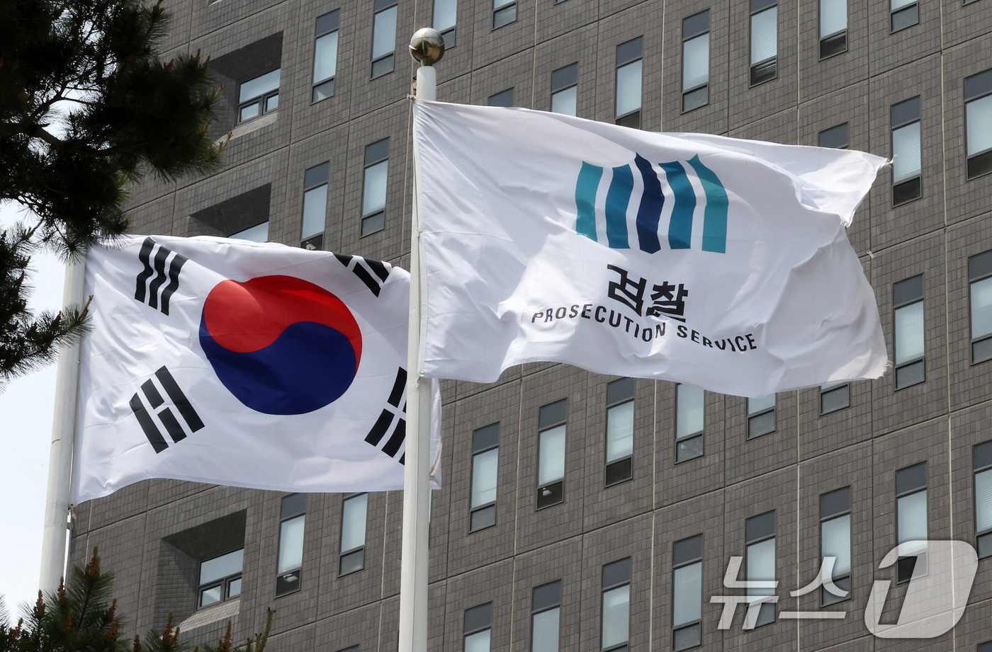 (서울=뉴스1) 이동해 기자 = 검찰이 공천개입 의혹을 받는 윤석열 전 대통령의 부인 김건희 여사에게 14일 조사 출석을 통보한 가운데 13일 서울 서초구 중앙지방검찰청에 검찰깃발 …