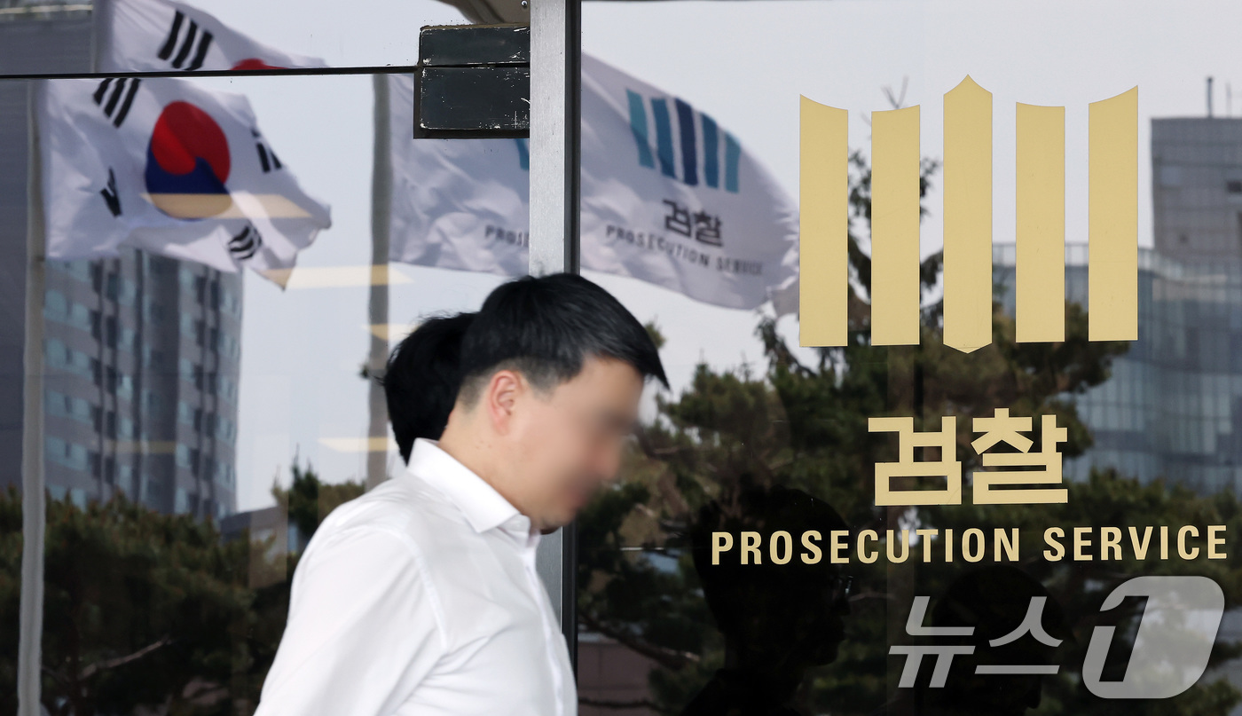 (서울=뉴스1) 이동해 기자 = 검찰이 공천개입 의혹을 받는 윤석열 전 대통령의 부인 김건희 여사에게 14일 조사 출석을 통보한 가운데 13일 서울 서초구 중앙지방검찰청에서 직원들 …