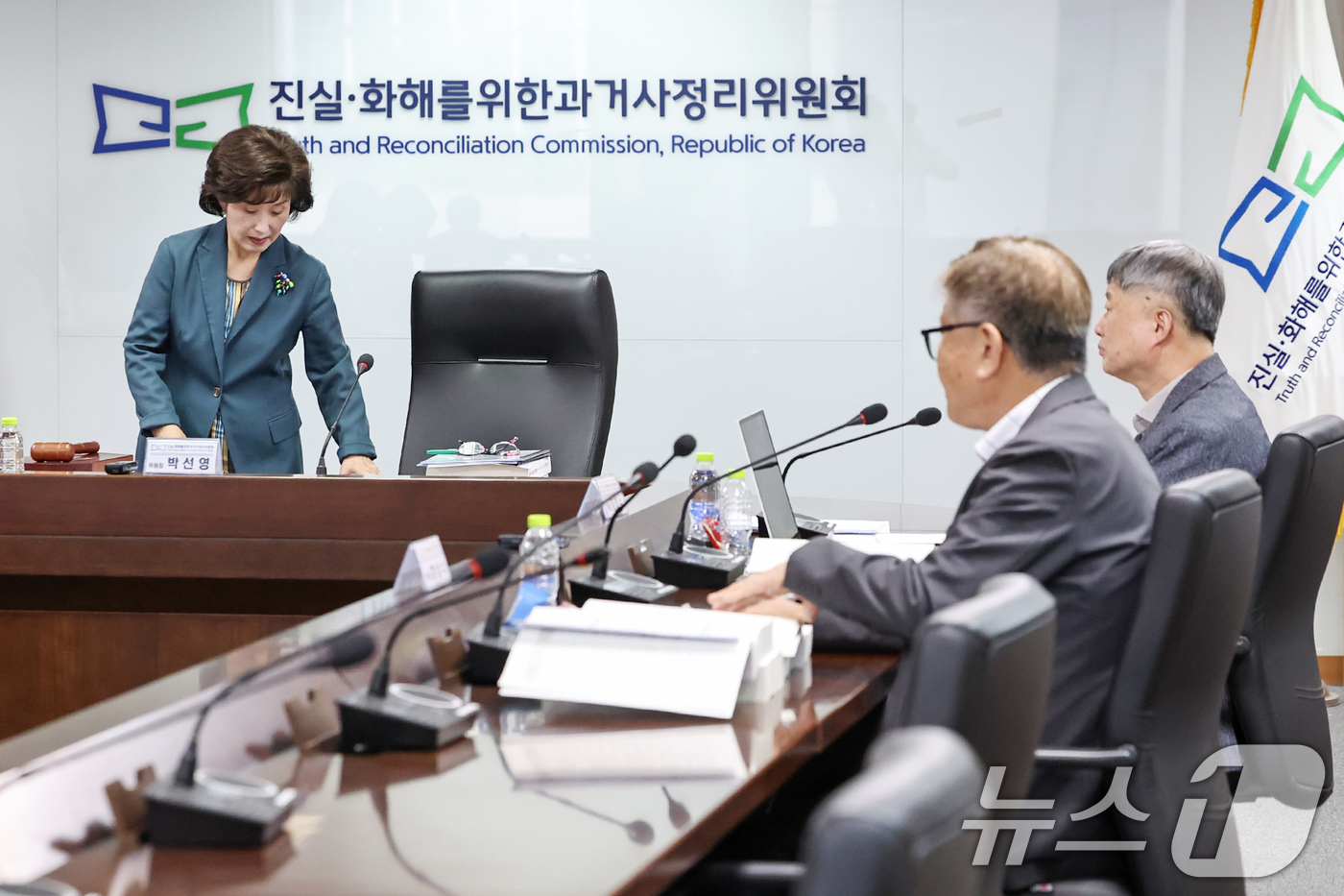 (서울=뉴스1) 민경석 기자 = 박선영 진실·화해를 위한 과거사정리위원회(진화위) 위원장이 13일 오후 서울 중구 진화위에서 열린 '제109차 위원회 회의'에 참석하고 있다.지난 …