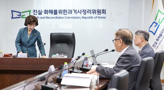 회의 참석하는 박선영 진실화해위원장