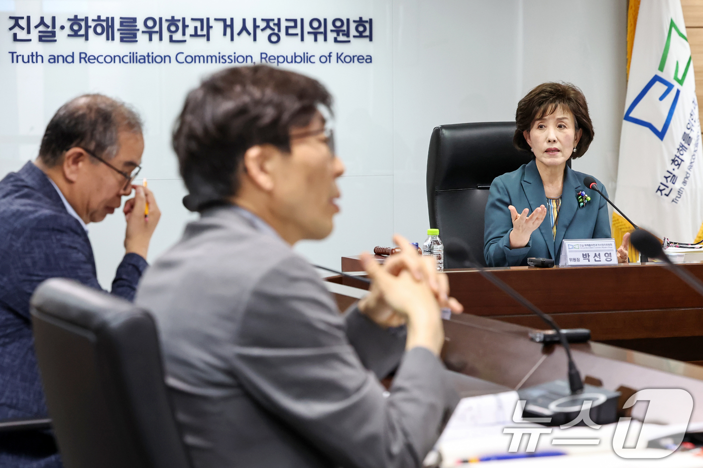 (서울=뉴스1) 민경석 기자 = 박선영 진실·화해를 위한 과거사정리위원회(진화위) 위원장이 13일 오후 서울 중구 진화위에서 열린 '제109차 위원회 회의'를 주재하고 있다.지난 …