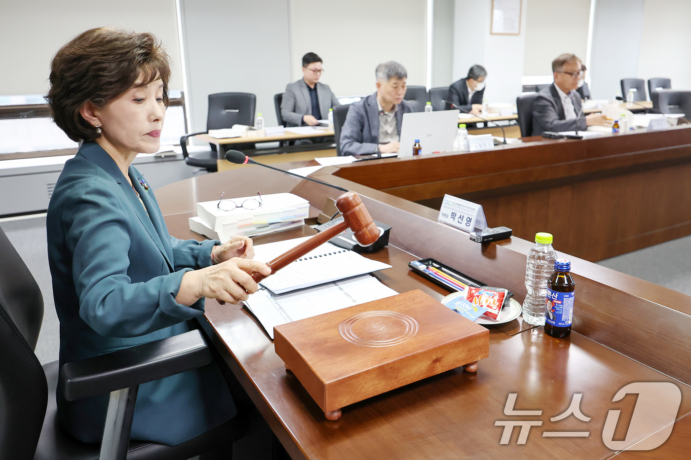 (서울=뉴스1) 민경석 기자 = 박선영 진실·화해를 위한 과거사정리위원회(진화위) 위원장이 13일 오후 서울 중구 진화위에서 열린 '제109차 위원회 회의'에 참석해 의사봉을 부드 …