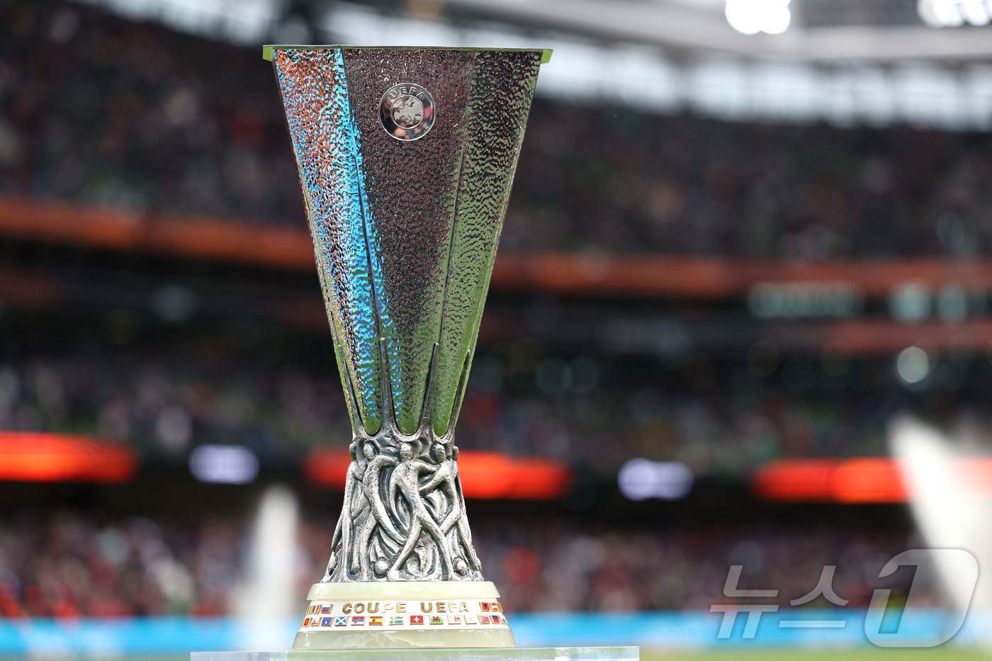 본문 이미지 - 유로파리그 우승 트로피 ⓒ AFP=뉴스1