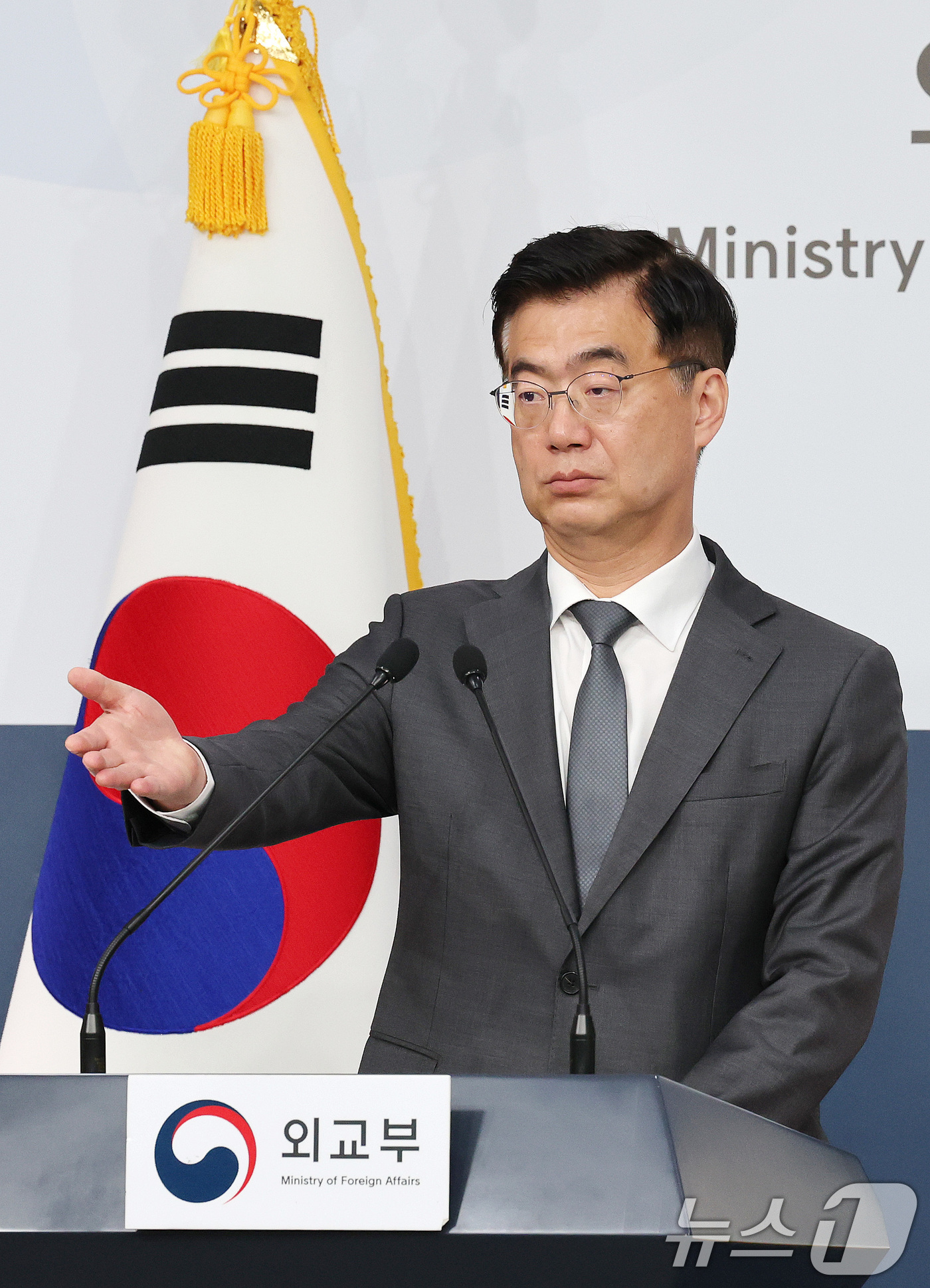 (서울=뉴스1) 임세영 기자 = 이재웅 외교부 대변인이 13일 서울 종로구 외교부 청사에서 정례브리핑을 하고 있다. 2025.5.13/뉴스1