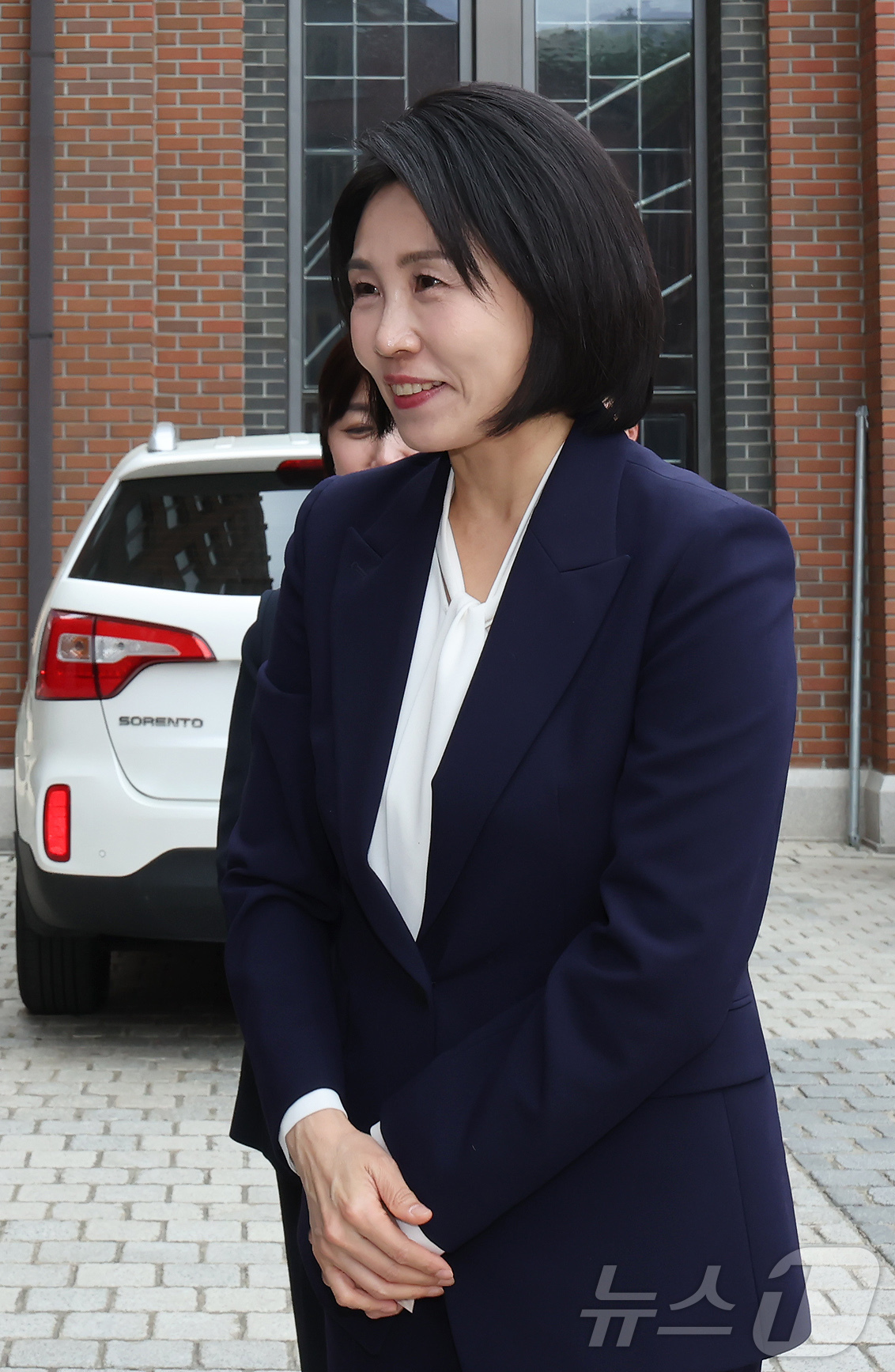 (서울=뉴스1) 장수영 기자 = 이재명 더불어민주당 대통령 후보의 부인 김혜경 여사가 13일 오후 서울 중구 천주교 서울대교구청에서 정순택 서울대교구장과 면담하기 위해 교구청으로 …