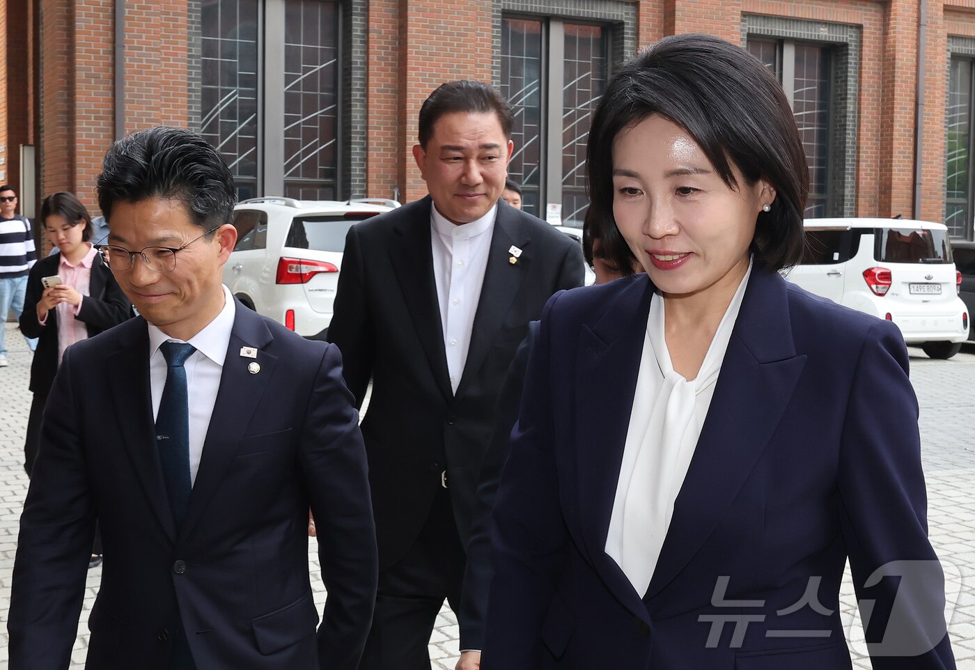 본문 이미지 - 이재명 더불어민주당 대통령 후보의 부인 김혜경 여사가 13일 오후 서울 중구 천주교 서울대교구청에서 정순택 서울대교구장과 면담하기 위해 교구청으로 들어가고 있다. ⓒ News1 장수영 기자