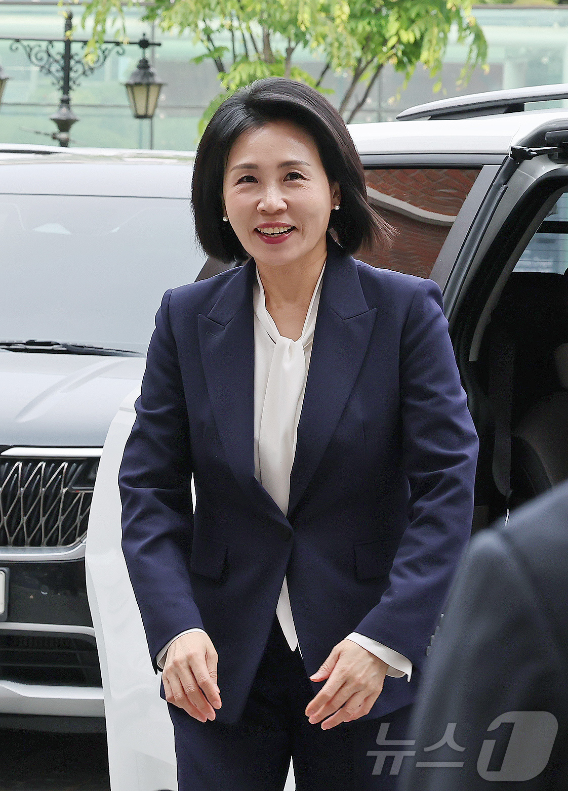 (서울=뉴스1) 장수영 기자 = 이재명 더불어민주당 대통령 후보의 부인 김혜경 여사가 13일 오후 서울 중구 천주교 서울대교구청에서 정순택 서울대교구장과 면담하기 위해 교구청에 도 …