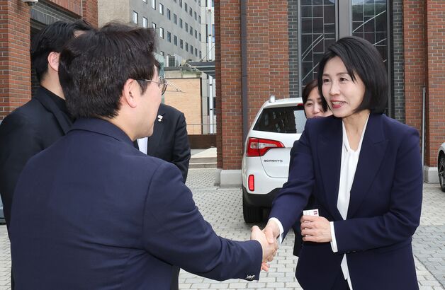 '李 부인' 김혜경 여사, 명동성당 방문…종교계 중심 '조용한 지원'(종합)