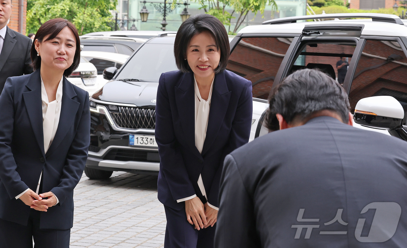 (서울=뉴스1) 장수영 기자 = 이재명 더불어민주당 대통령 후보의 부인 김혜경 여사가 13일 오후 서울 중구 천주교 서울대교구청에서 정순택 서울대교구장과의 면담을 앞두고 교구청 관 …