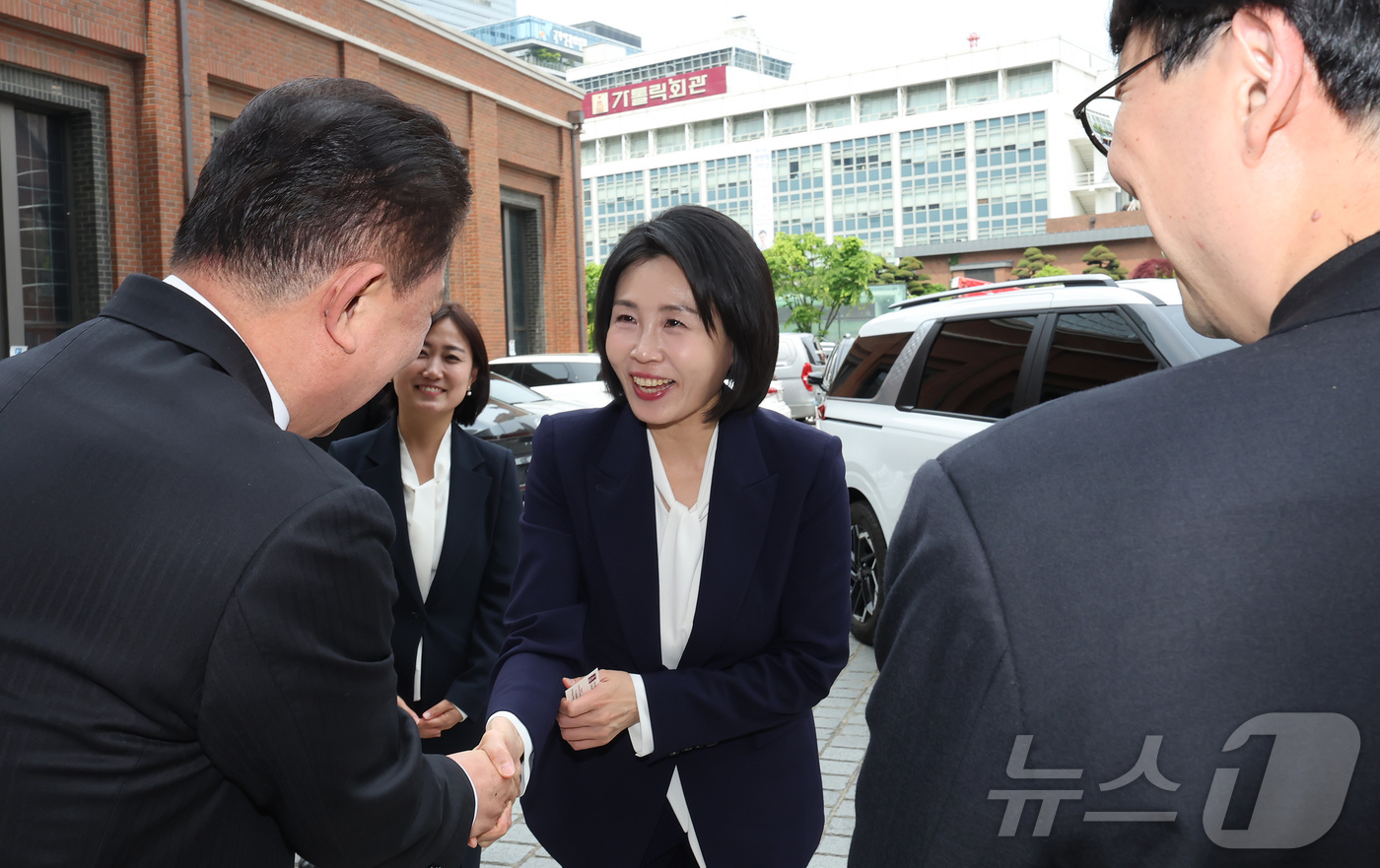 (서울=뉴스1) 장수영 기자 = 이재명 더불어민주당 대통령 후보의 부인 김혜경 여사가 13일 오후 서울 중구 천주교 서울대교구청에서 정순택 서울대교구장과 면담하기 위해 교구청에 도 …