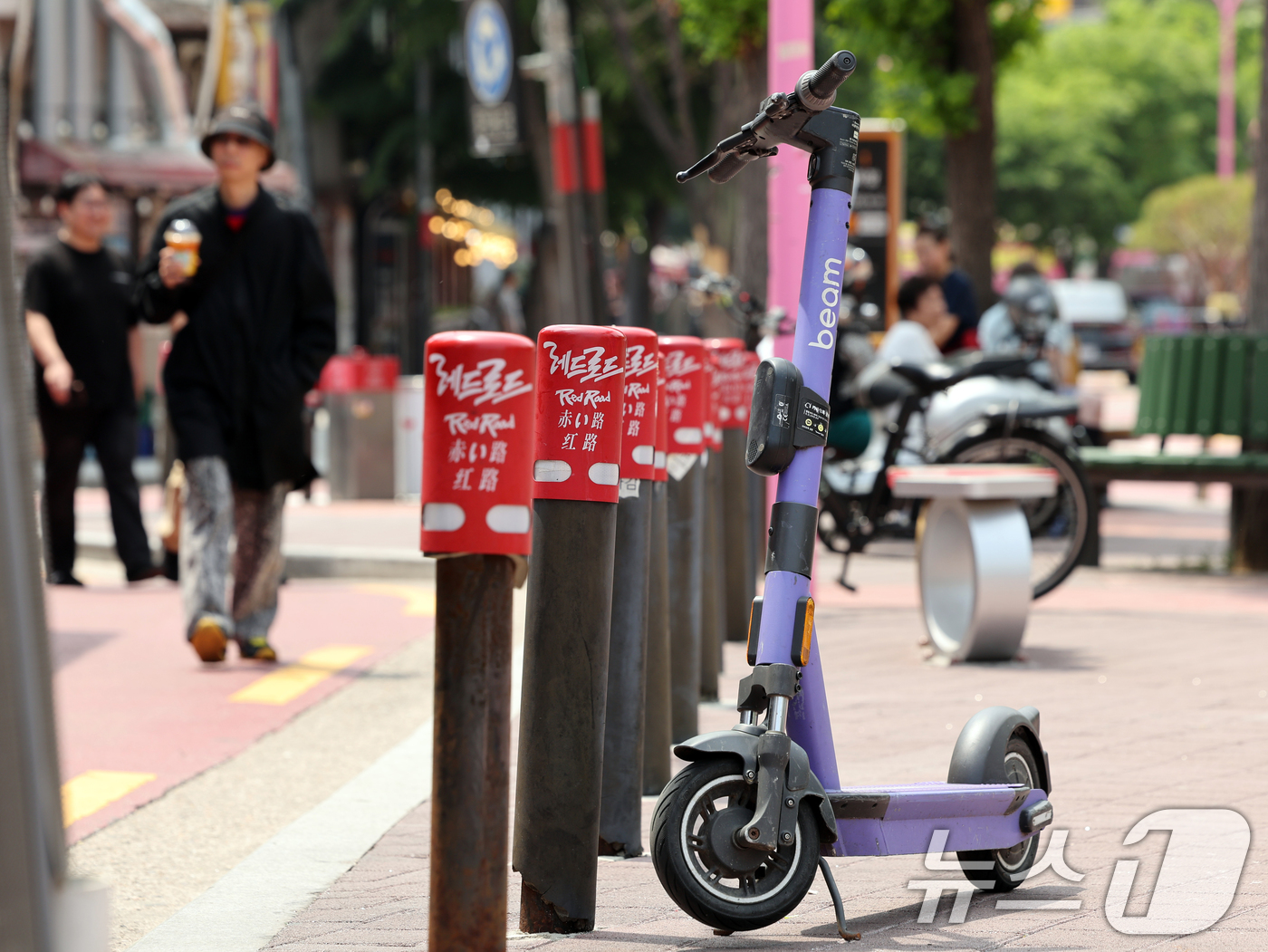 (서울=뉴스1) 황기선 기자 = 13일 서울 마포구 홍대 레드로드에 전동킥보드가 서있다.서울시와 서울경찰청은 전국 최초로 오는 16일부터 마포구 홍대 레드로드, 서초구 반포 학원가 …