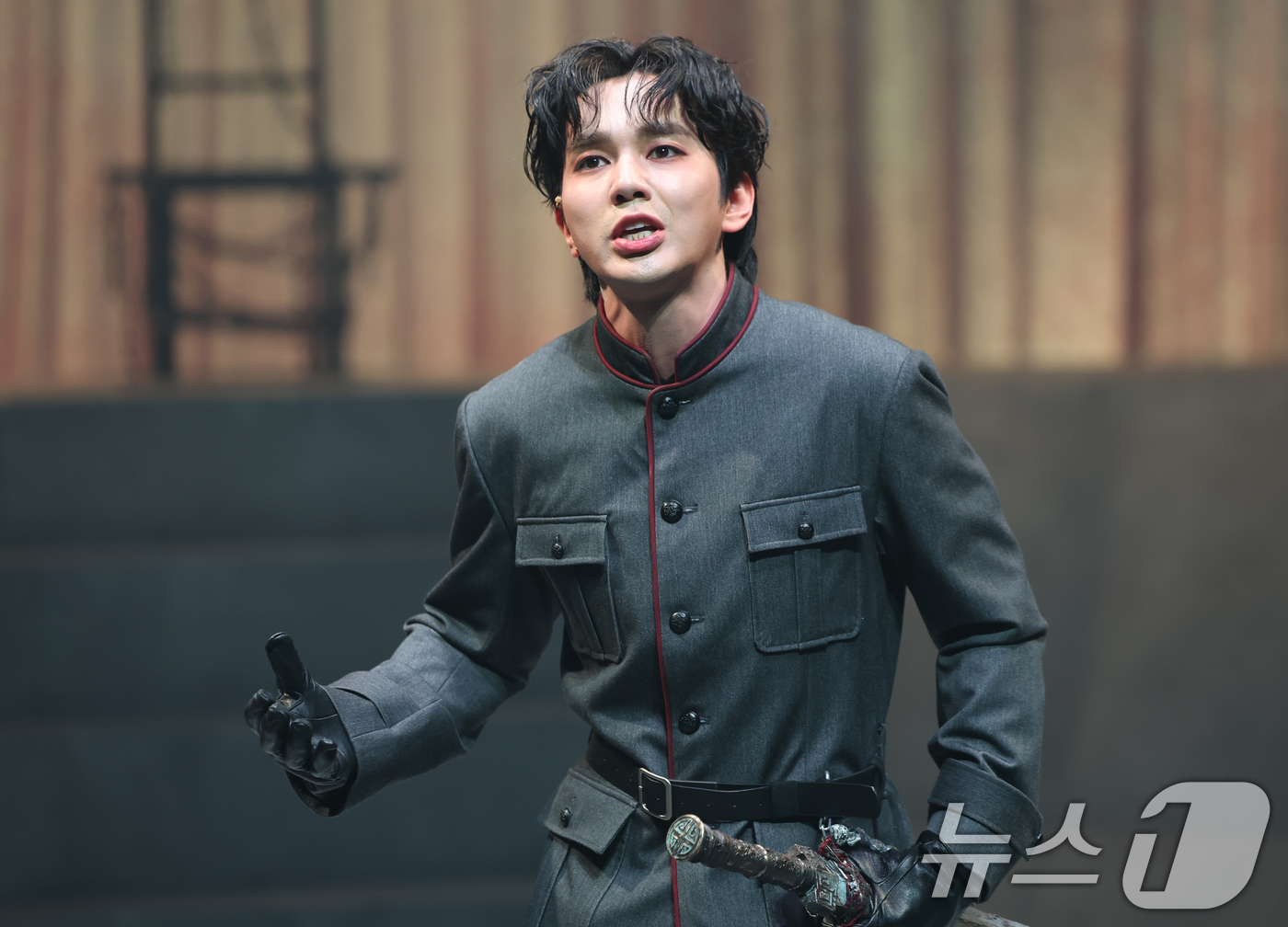 (서울=뉴스1) 권현진 기자 = 배우 유승호가 13일 서울 마포구 서강대학교 메리홀 대극장에서 열린 연극 ‘킬링시저’ 프레스콜에서 열연을 펼치고 있다.윌리엄 셰익스피어의 명작 '줄 …