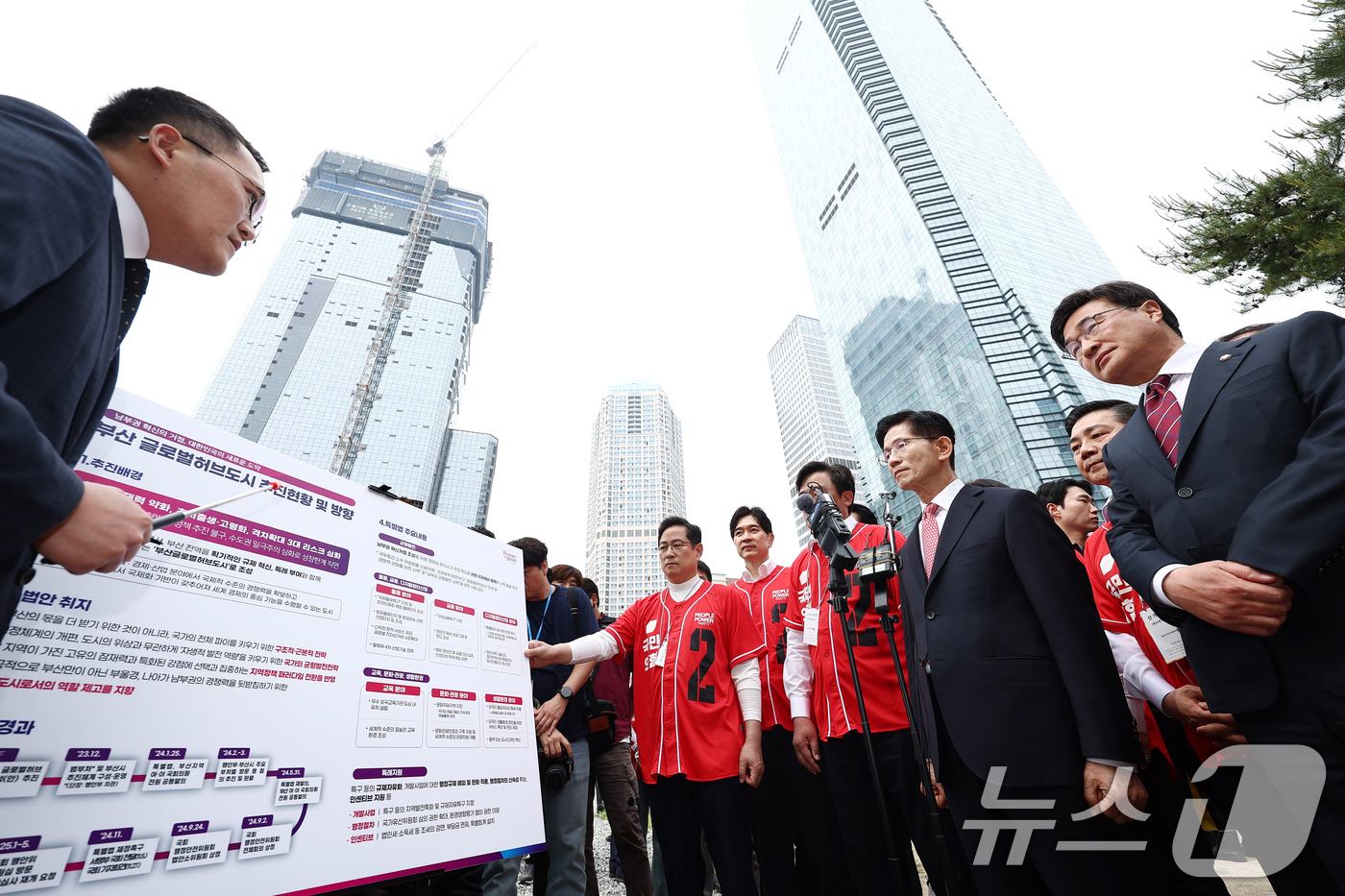 (부산=뉴스1) 김민지 기자 = 김문수 국민의힘 대통령 후보가 13일 부산 산업은행 이전 부지를 찾아 브리핑을 듣고 있다. 2025.5.13/뉴스1