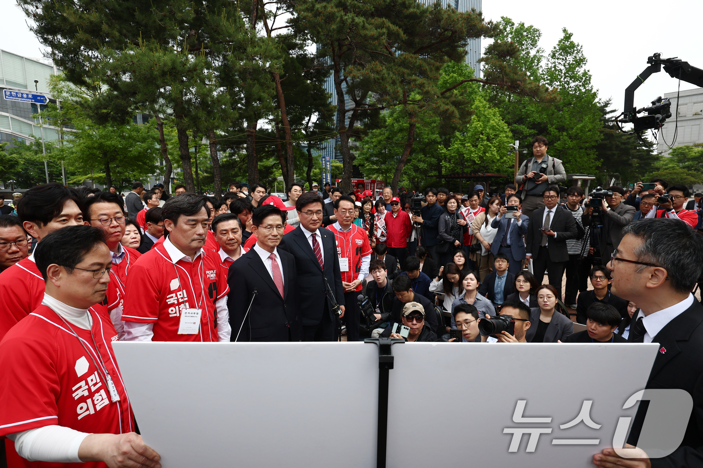 (부산=뉴스1) 김민지 기자 = 김문수 국민의힘 대통령 후보가 13일 부산 산업은행 이전 부지를 찾아 브리핑을 듣고 있다. 2025.5.13/뉴스1