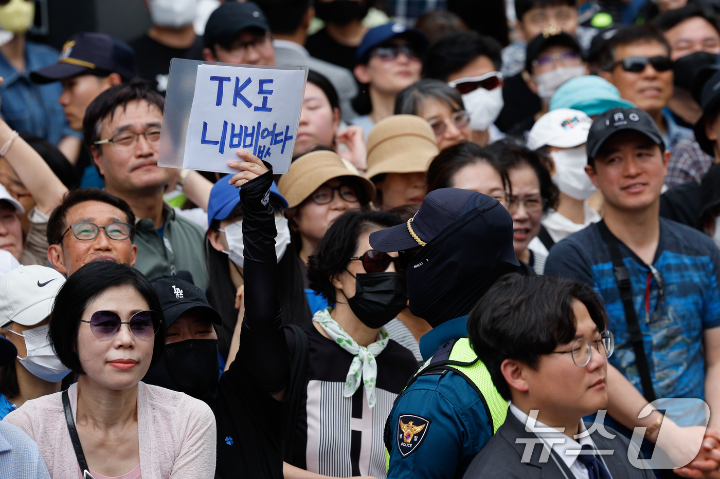 (대구=뉴스1) 안은나 기자 = 이재명 더불어민주당 대통령 후보가 대표적 험지인 대구·경북(TK) 지역 유세에 돌입한 13일 오후 대구 중구 동성로에서 지지를 호소하는 가운데 'T …