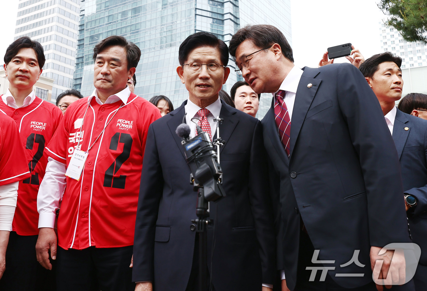 (부산=뉴스1) 김민지 기자 = 김문수 국민의힘 대통령 후보가 13일 부산 산업은행 이전 부지를 찾아 브리핑을 듣던 중 김대식 의원의 얘기를 듣고 있다. 2025.5.13/뉴스1