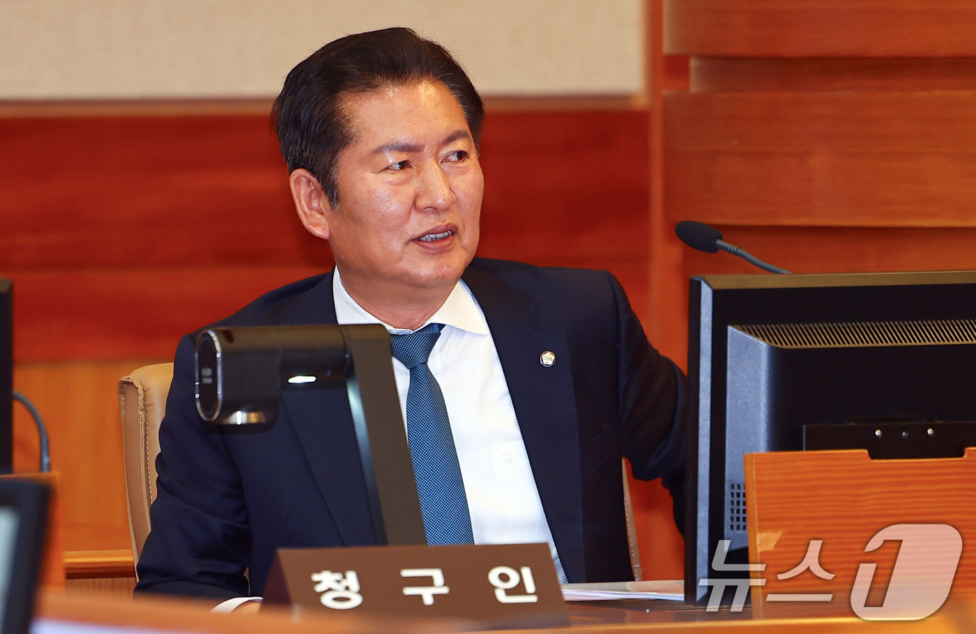 (서울=뉴스1) 김명섭 기자 = 정청래 국회 법사위원장이 13일 서울 종로구 헌법재판소에서 열린 고발사주의혹으로 탄핵소추된 손준성 대구고검 차장(검사장)의 첫 정식 변론기일에 출석 …