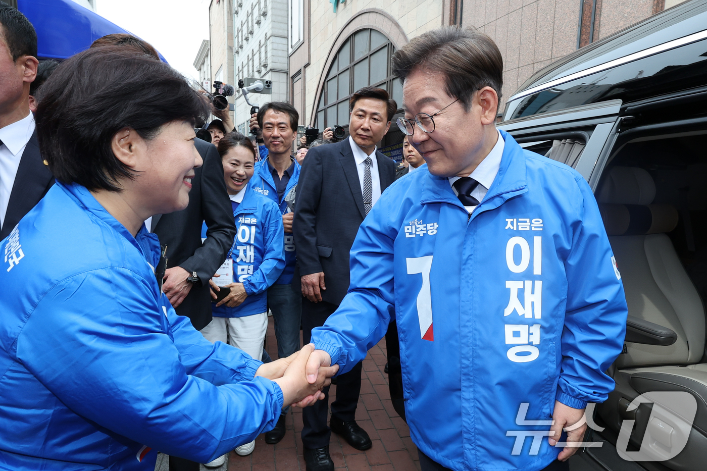 (대구=뉴스1) 안은나 기자 = 이재명 더불어민주당 대통령 후보가 대표적 험지인 대구·경북(TK) 지역 유세에 돌입한 13일 오후 대구 중구 동성로에서 연설을 마친 뒤 서영교 의원 …