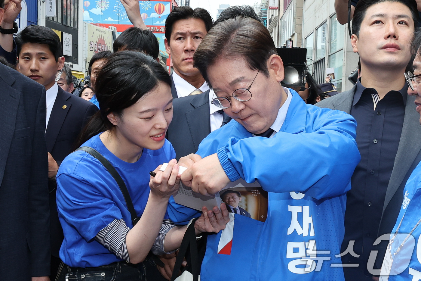 (대구=뉴스1) 안은나 기자 = 이재명 더불어민주당 대통령 후보가 대표적 험지인 대구·경북(TK) 지역 유세에 돌입한 13일 오후 대구 중구 동성로에서 연설을 마친 뒤 여성당원 김 …