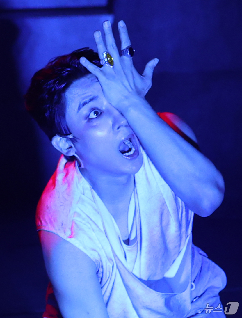 (서울=뉴스1) 권현진 기자 = 배우 손호준이 13일 서울 마포구 서강대학교 메리홀 대극장에서 열린 연극 ‘킬링시저’ 프레스콜에서 열연을 펼치고 있다.윌리엄 셰익스피어의 명작 '줄 …