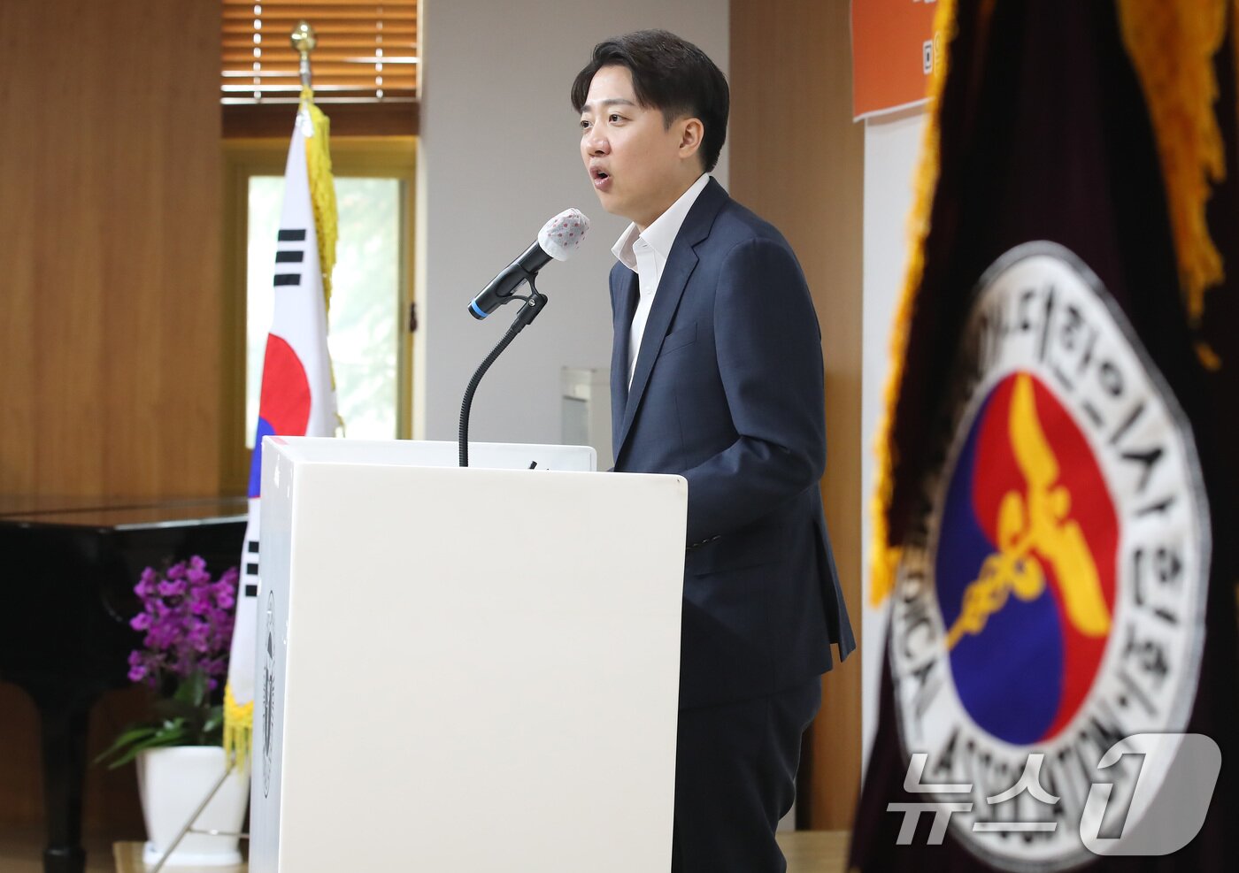 본문 이미지 - 이준석 개혁신당 대통령 후보가 13일 오후 대구 북구 대구시의사회관에서 열린 대구·경북의사회 지역의료 현안 간담회를 찾아 모두발언을 하고 있다. 2025.5.13/뉴스1 ⓒ News1 공정식 기자
