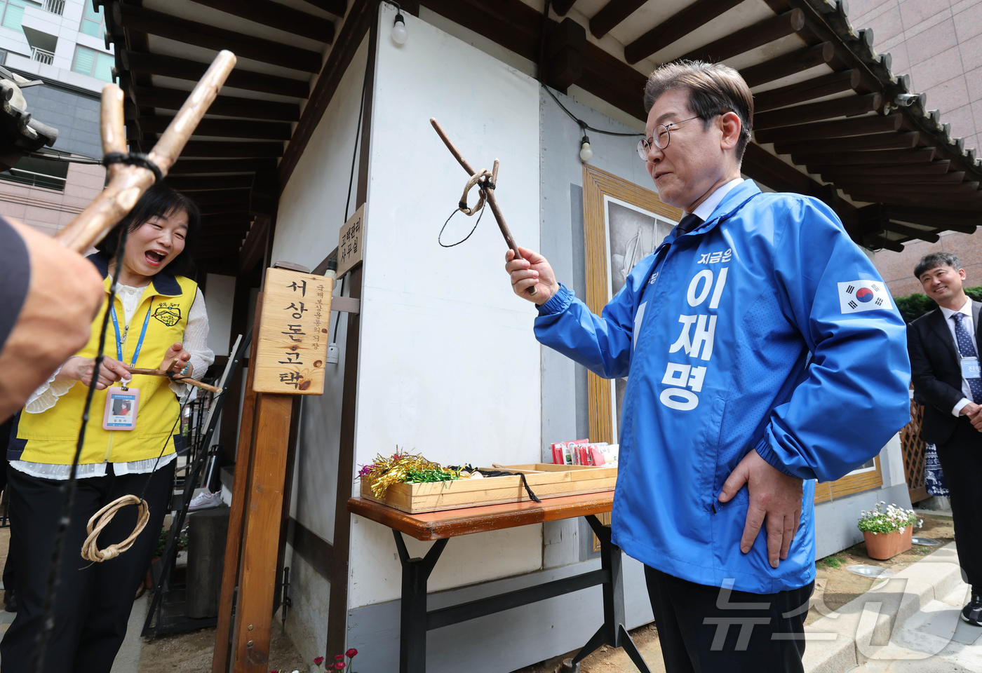 (대구=뉴스1) 안은나 기자 = 이재명 더불어민주당 대선 후보가 13일 대구 중구 독립운동가 서상돈 고택을 방문해 고리 끼우기 놀이를 해보고 있다. (공동취재) 2025.5.13/ …