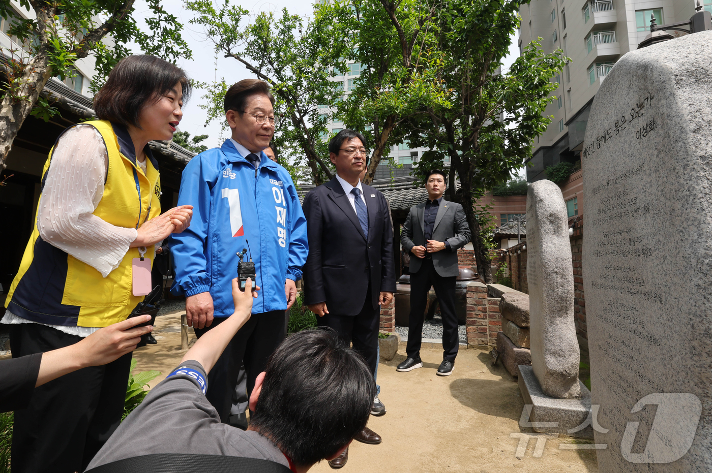 (대구=뉴스1) 안은나 기자 = 이재명 더불어민주당 대선 후보가 13일 대구 중구 시인 이상화 고택을 방문해 해설사의 설명을 들으며 '빼앗긴 들에도 봄은 오는가'를 읽고 있다. ( …