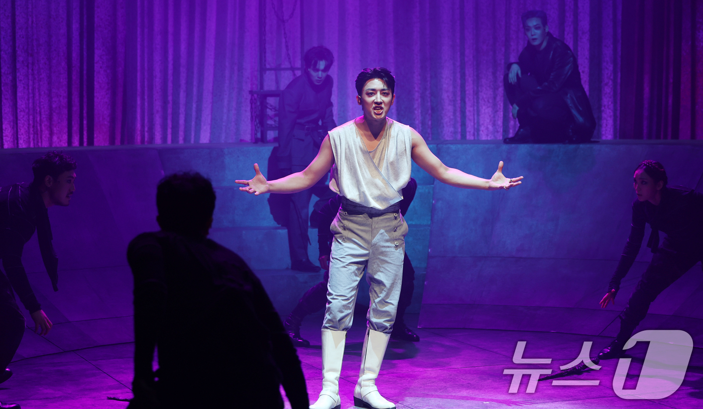 (서울=뉴스1) 권현진 기자 = 배우 손호준이 13일 서울 마포구 서강대학교 메리홀 대극장에서 열린 연극 ‘킬링시저’ 프레스콜에서 열연을 펼치고 있다.윌리엄 셰익스피어의 명작 '줄 …