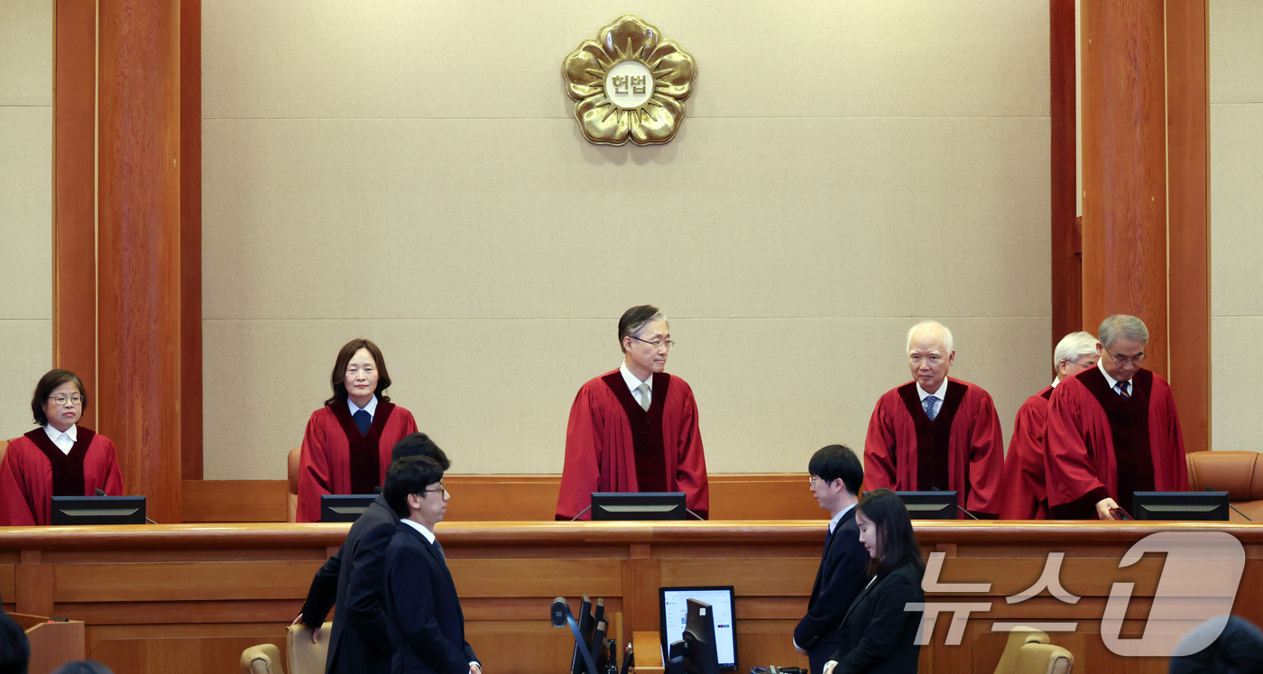 (서울=뉴스1) 김명섭 기자 = 헌법재판관들이 13일 서울 종로구 헌법재판소에서 열린 고발사주 의혹 손준성 대구고검 차장(검사장) 탄핵심판 첫 정식 변론기일에 참석하고 있다. (공 …