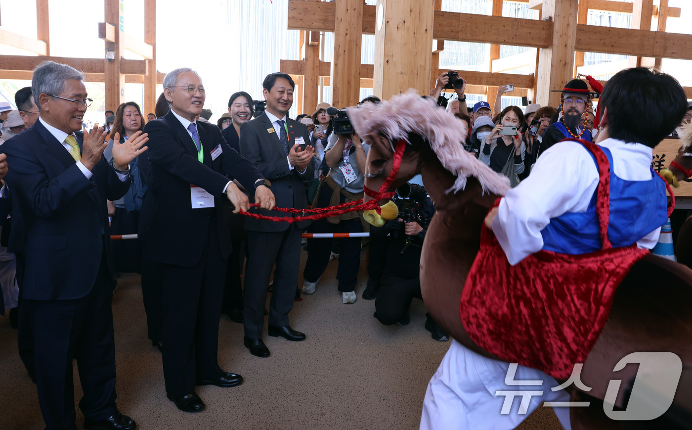 (서울=뉴스1) = 유인촌 문화체육관광부 장관이 13일 2025 오사카·간사이 세계 박람회 안국의 날'을 맞아 일본 오사카 유메시마 엑스포장에서 열린 '조선통신사 행렬 길놀이'를 …