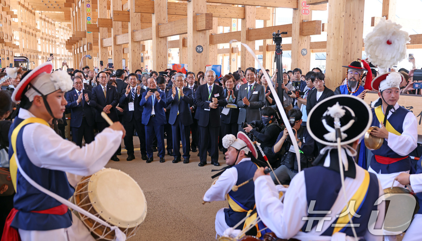 (서울=뉴스1) = 유인촌 문화체육관광부 장관이 13일 2025 오사카·간사이 세계 박람회 안국의 날'을 맞아 일본 오사카 유메시마 엑스포장에서 열린 '조선통신사 행렬 길놀이'를 …