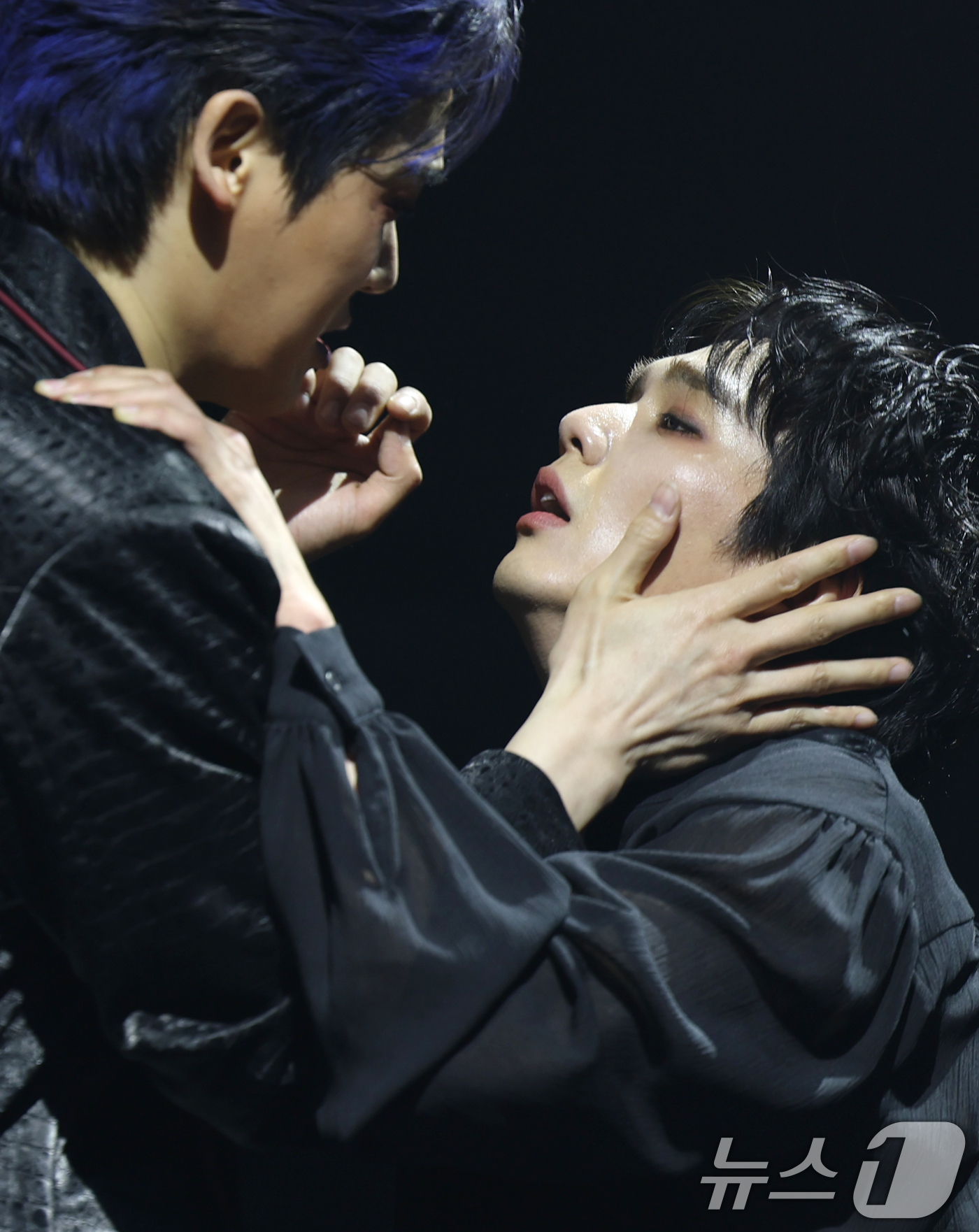 (서울=뉴스1) 권현진 기자 = 배우 유승호(오른쪽)가 13일 서울 마포구 서강대학교 메리홀 대극장에서 열린 연극 ‘킬링시저’ 프레스콜에서 열연을 펼치고 있다.윌리엄 셰익스피어의 …