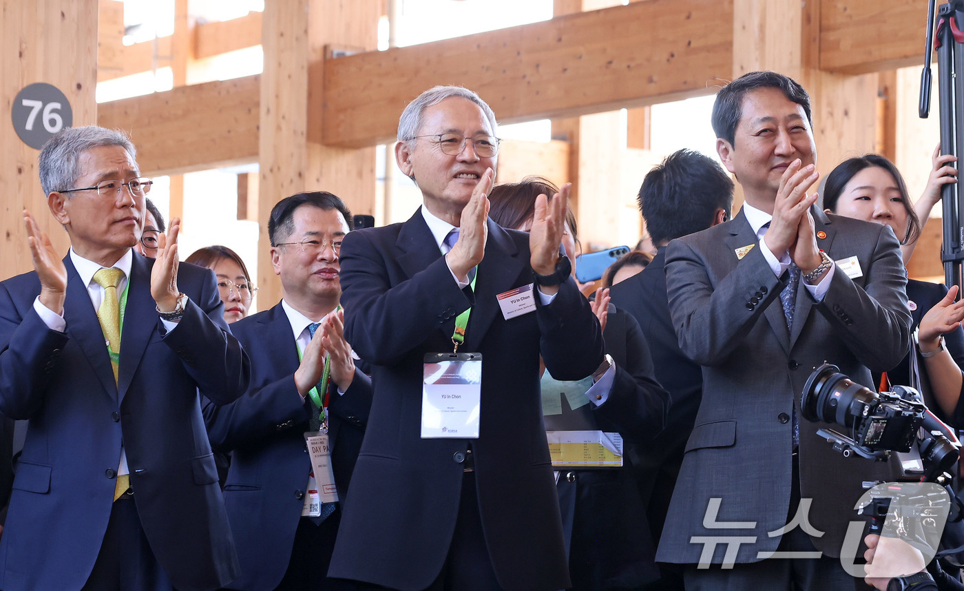 (서울=뉴스1) = 유인촌 문화체육관광부 장관이 13일 2025 오사카·간사이 세계 박람회 안국의 날'을 맞아 일본 오사카 유메시마 엑스포장에서 '조선통신사 행렬 길놀이' 행렬을 …